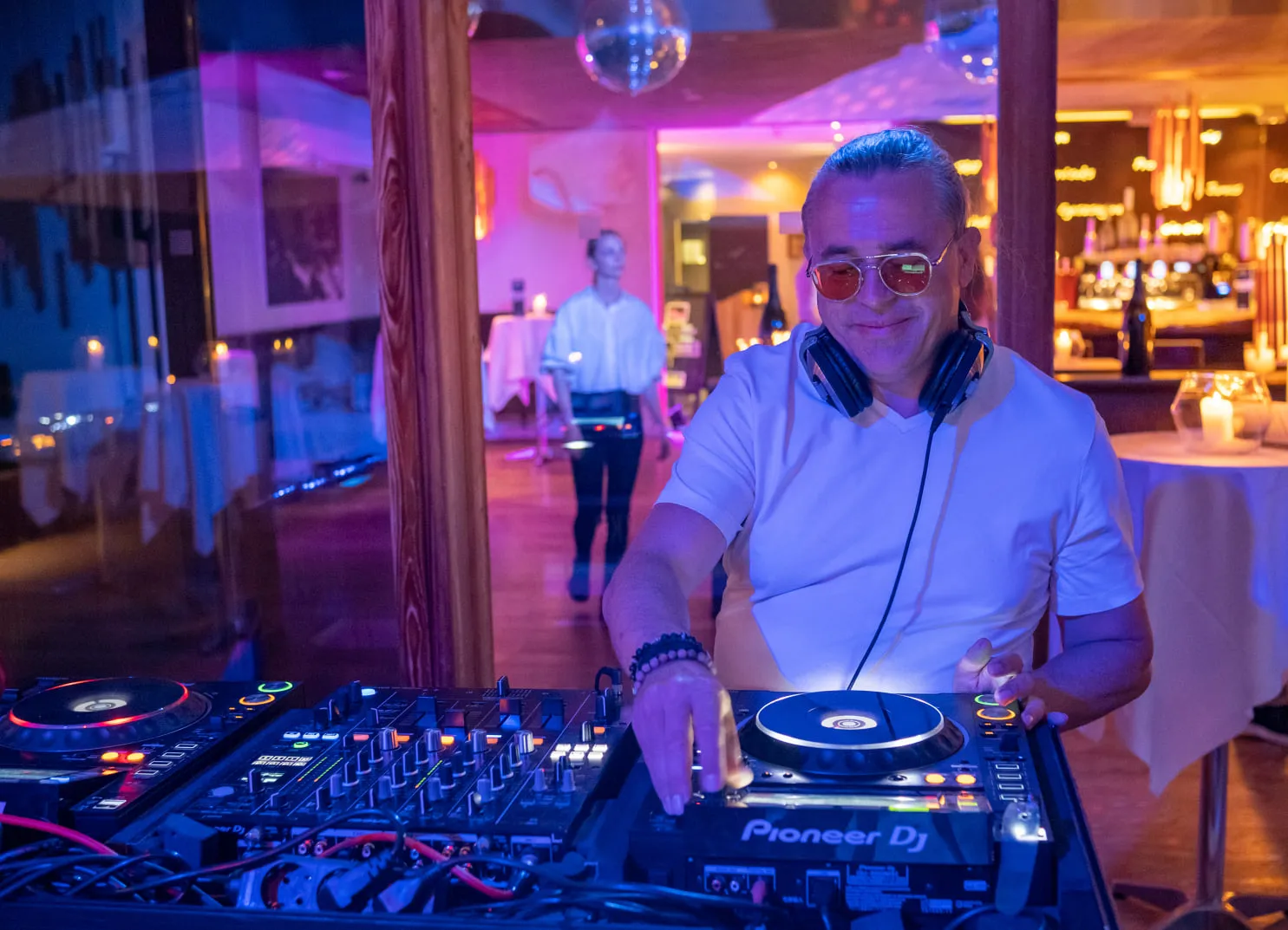 DJ at a mixer in Forsthofalm, festive Sonnwend atmosphere