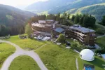 Panoramablick auf ein Hotel in den Bergen.