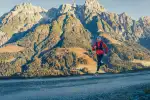 Läufer auf einem Schotterweg mit Bergen im Hintergrund