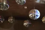 Hängende Disco-Kugeln, die Licht reflektieren