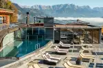 Moderne Poollandschaft mit Liegen und Bergblick