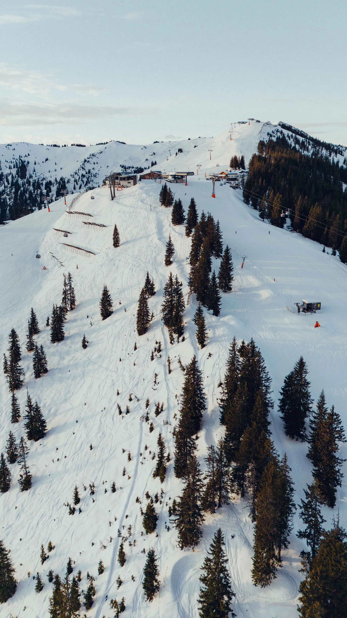 Schneebedeckte Berge und Wald in Leogang, Österreich