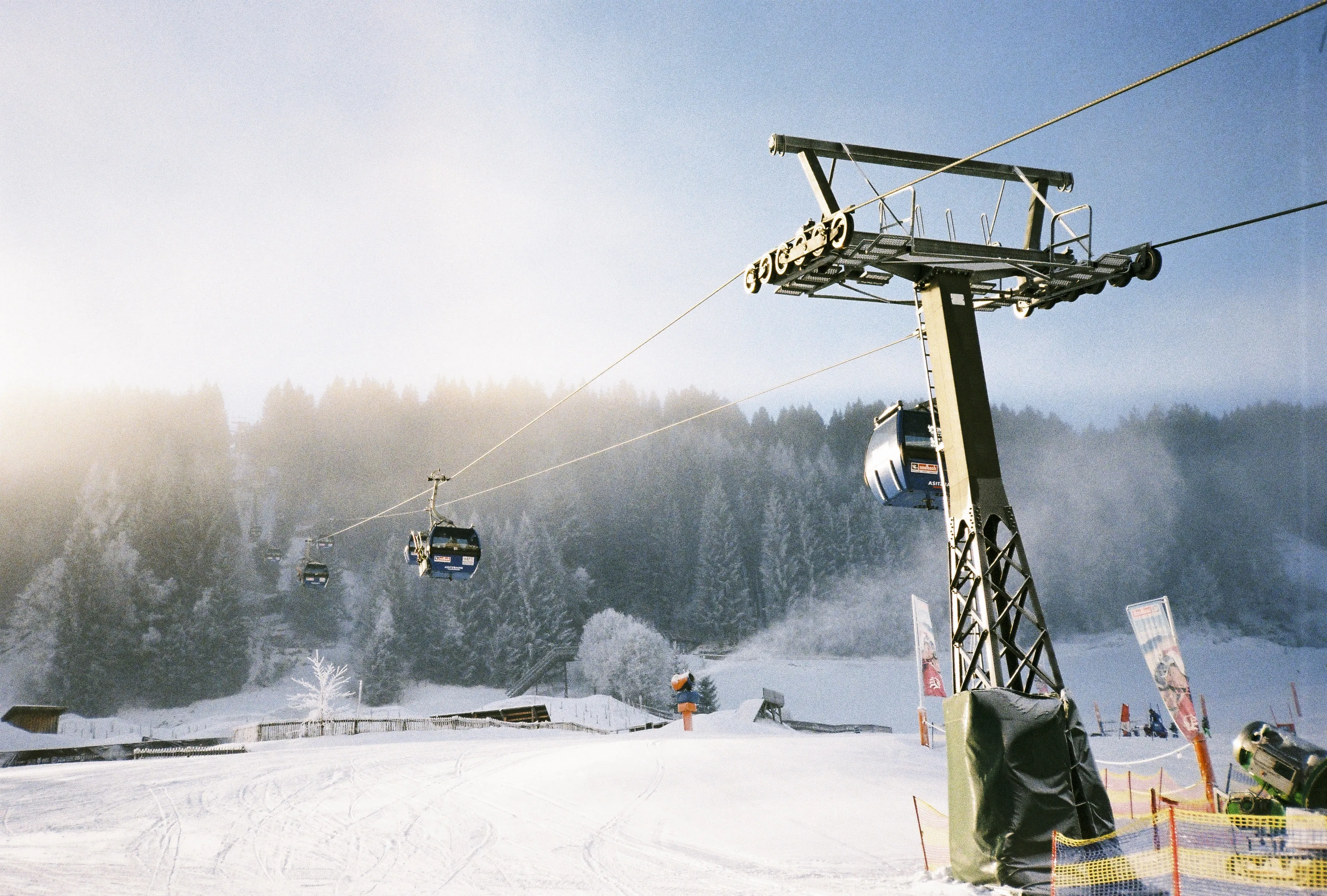 Seilbahn und verschneite Landschaft in Leogang