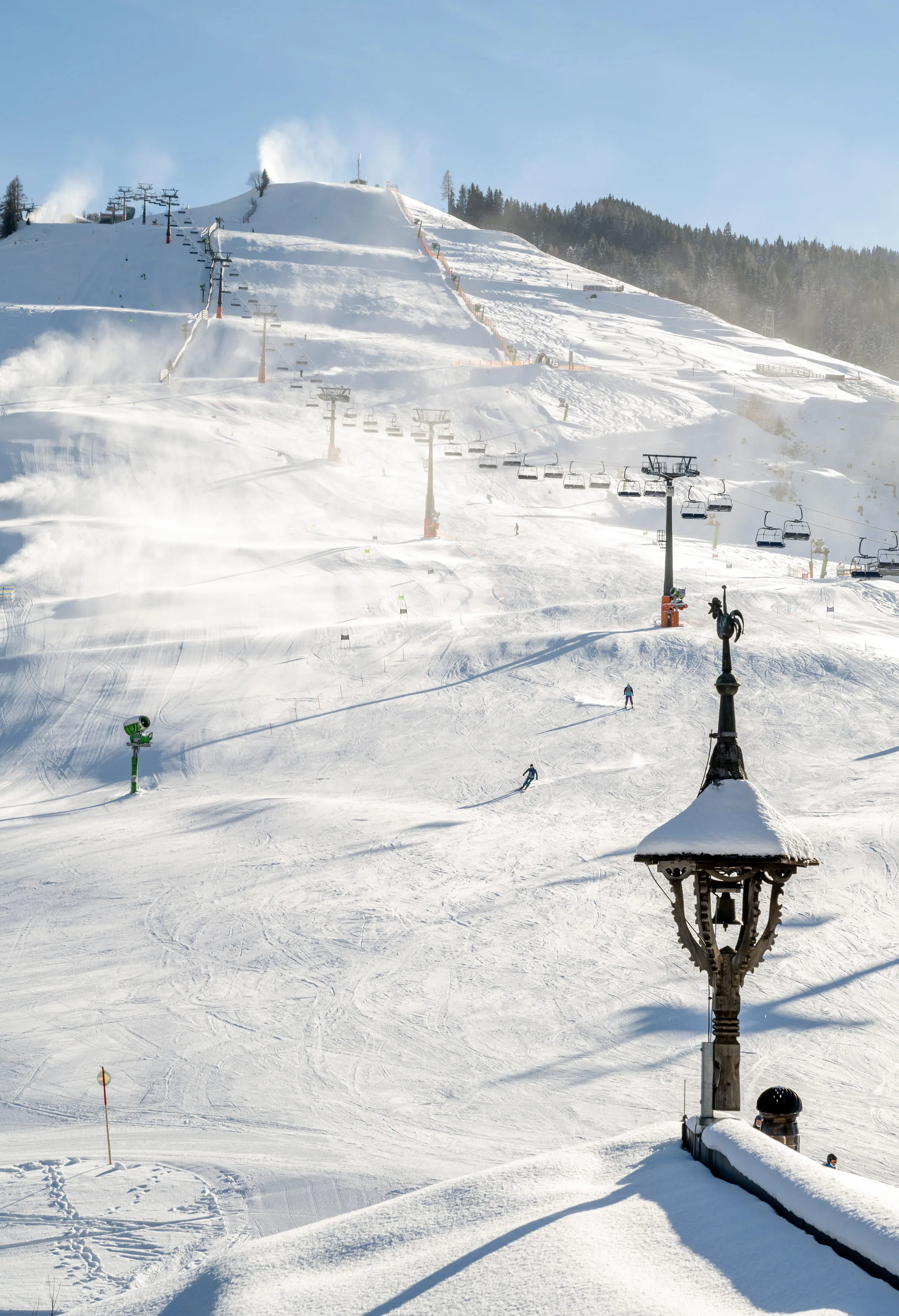 Skigebiet im Winter mit Liftanlagen und schneebedeckten Pisten in Leogang