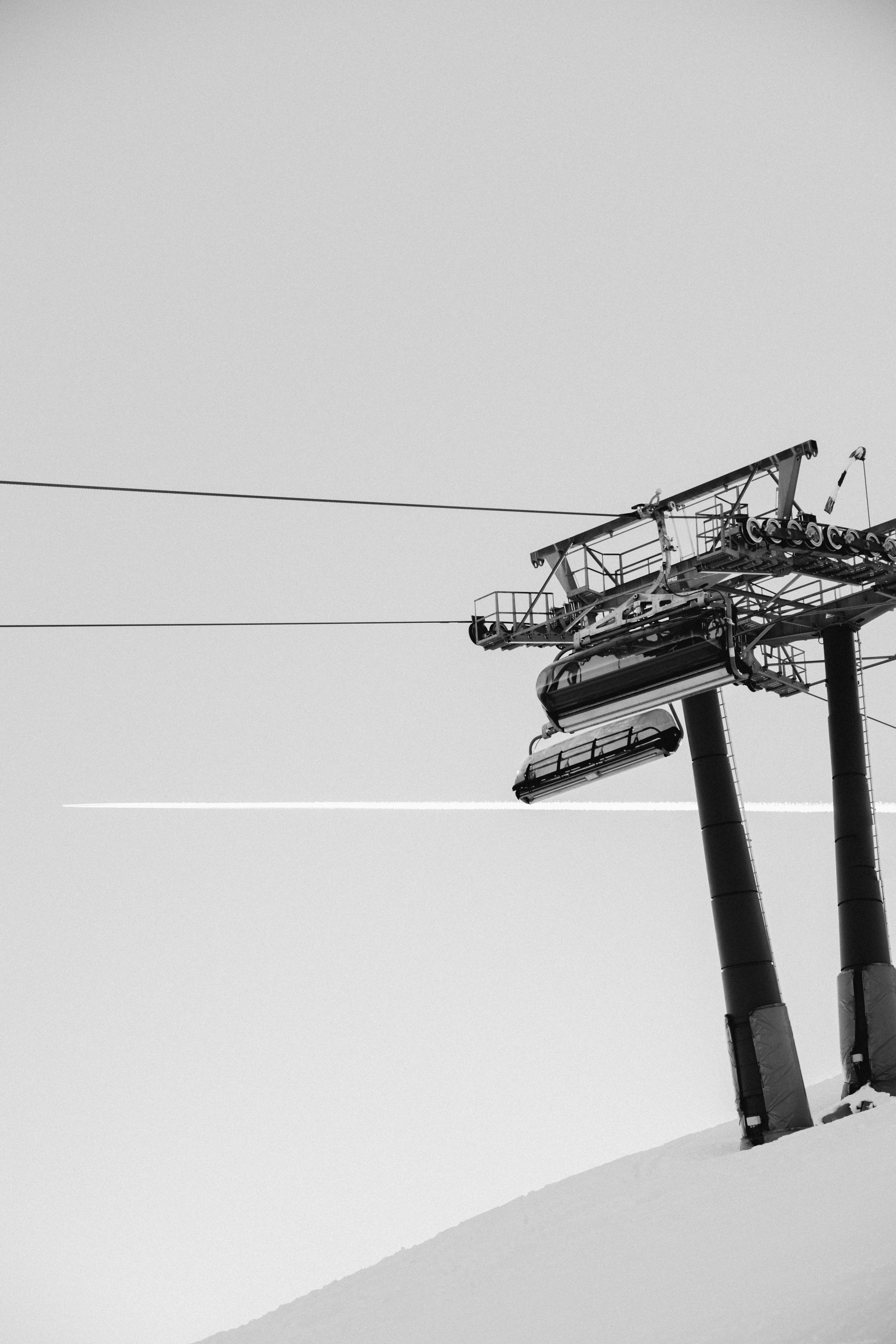Seilbahn im Schnee mit minimalistischem Hintergrund