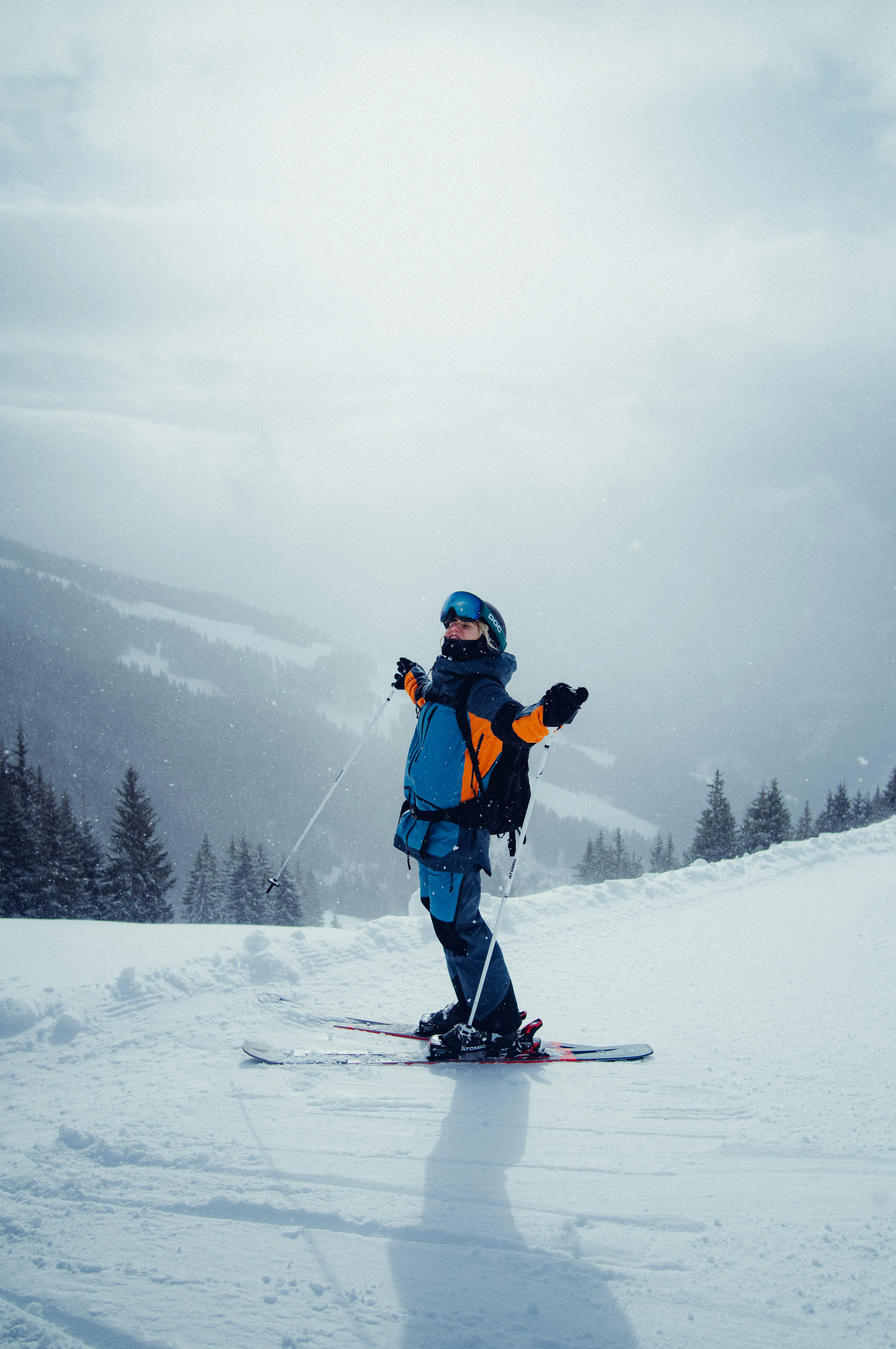Skifahrer auf einer schneebedeckten Piste in der Nähe des Holzhotels Forsthofalm, Leogang