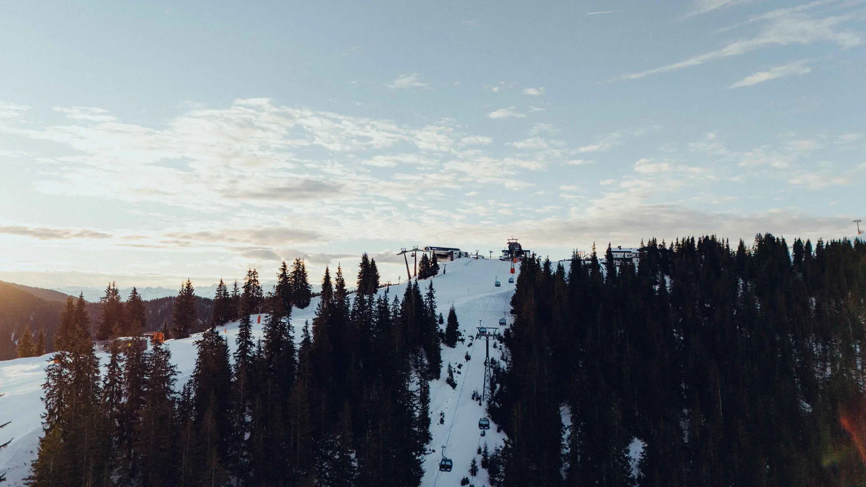 Schneebedeckte Berge und Lifte in Leogang