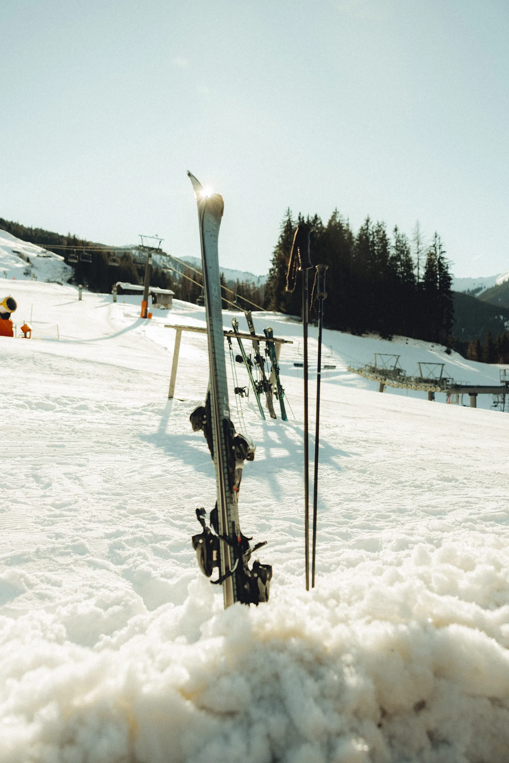 Ski im Schnee mit Hintergrund des Skigebiets Leogang.