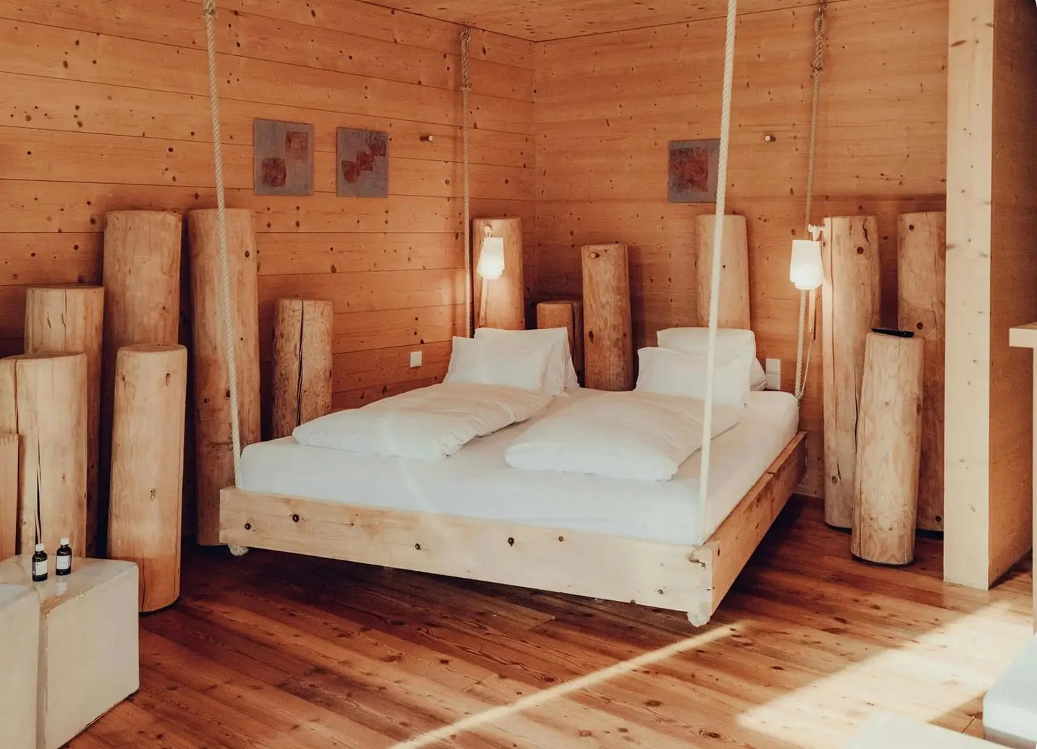 Helles Schlafzimmer mit Holzdekor und schwebendem Bett.