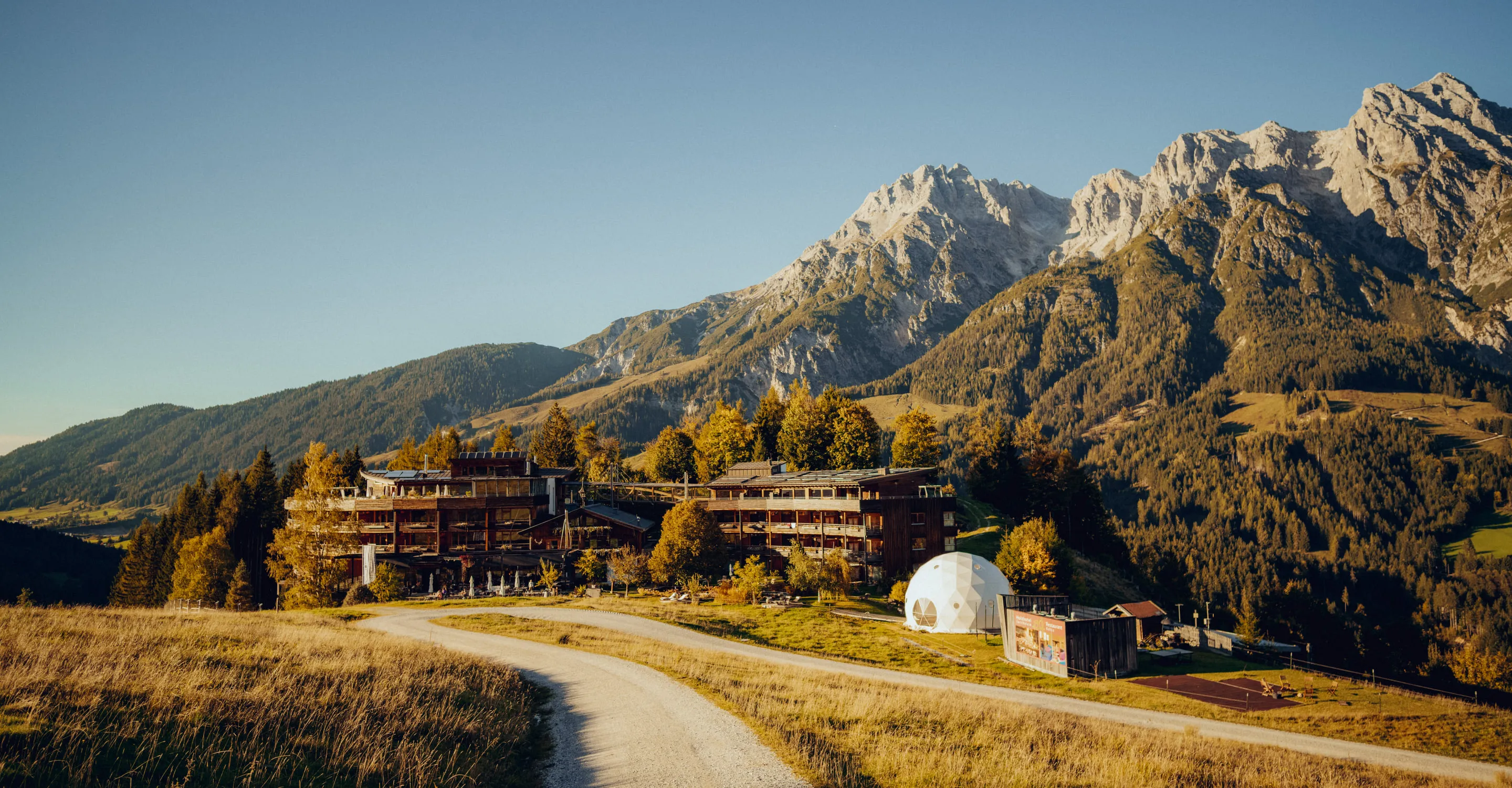 Forsthofalm mit Bergkulisse und Weg im Vordergrund