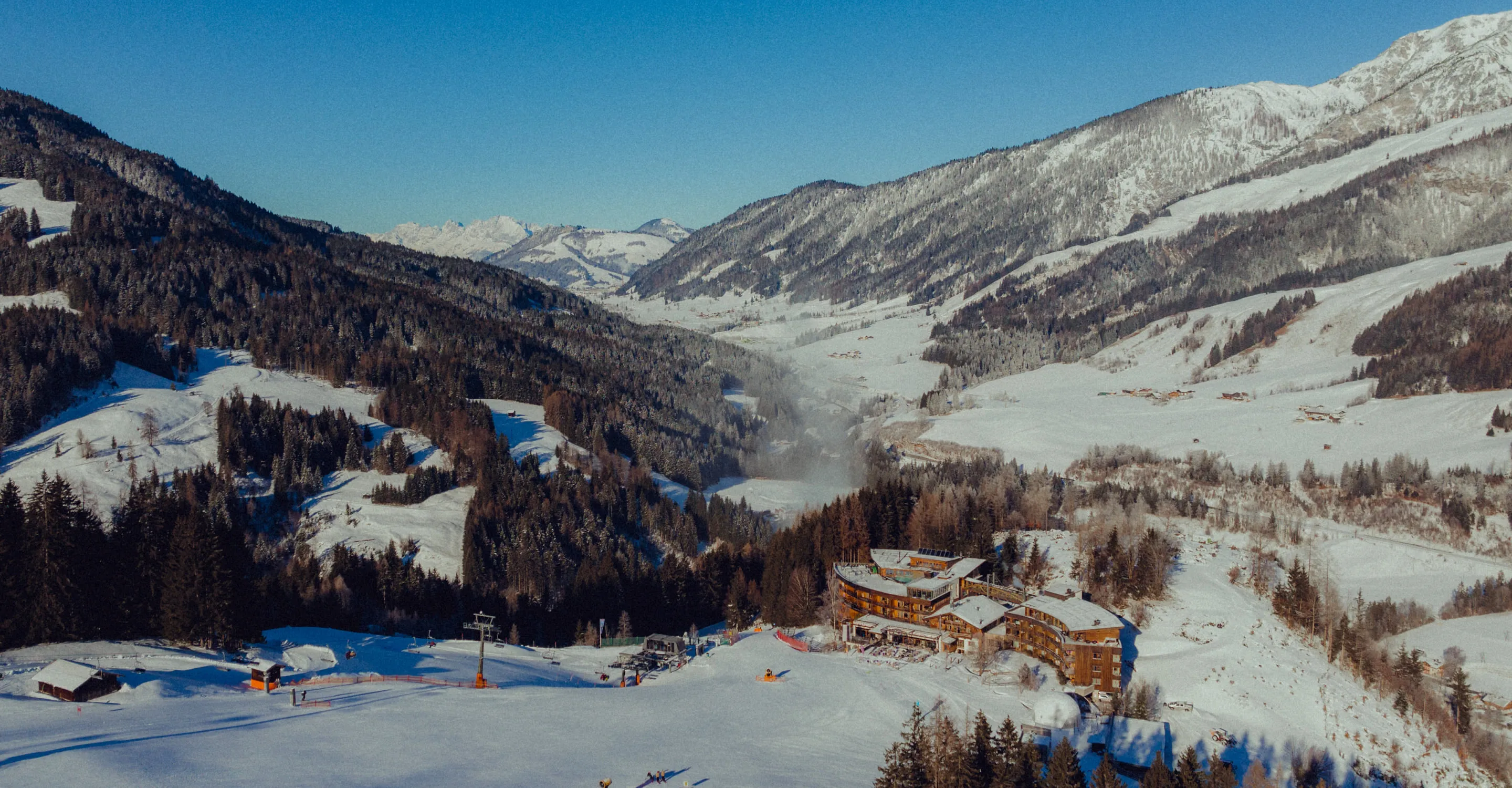 Winterlandschaft mit Holzhotel Forsthofalm in Leogang