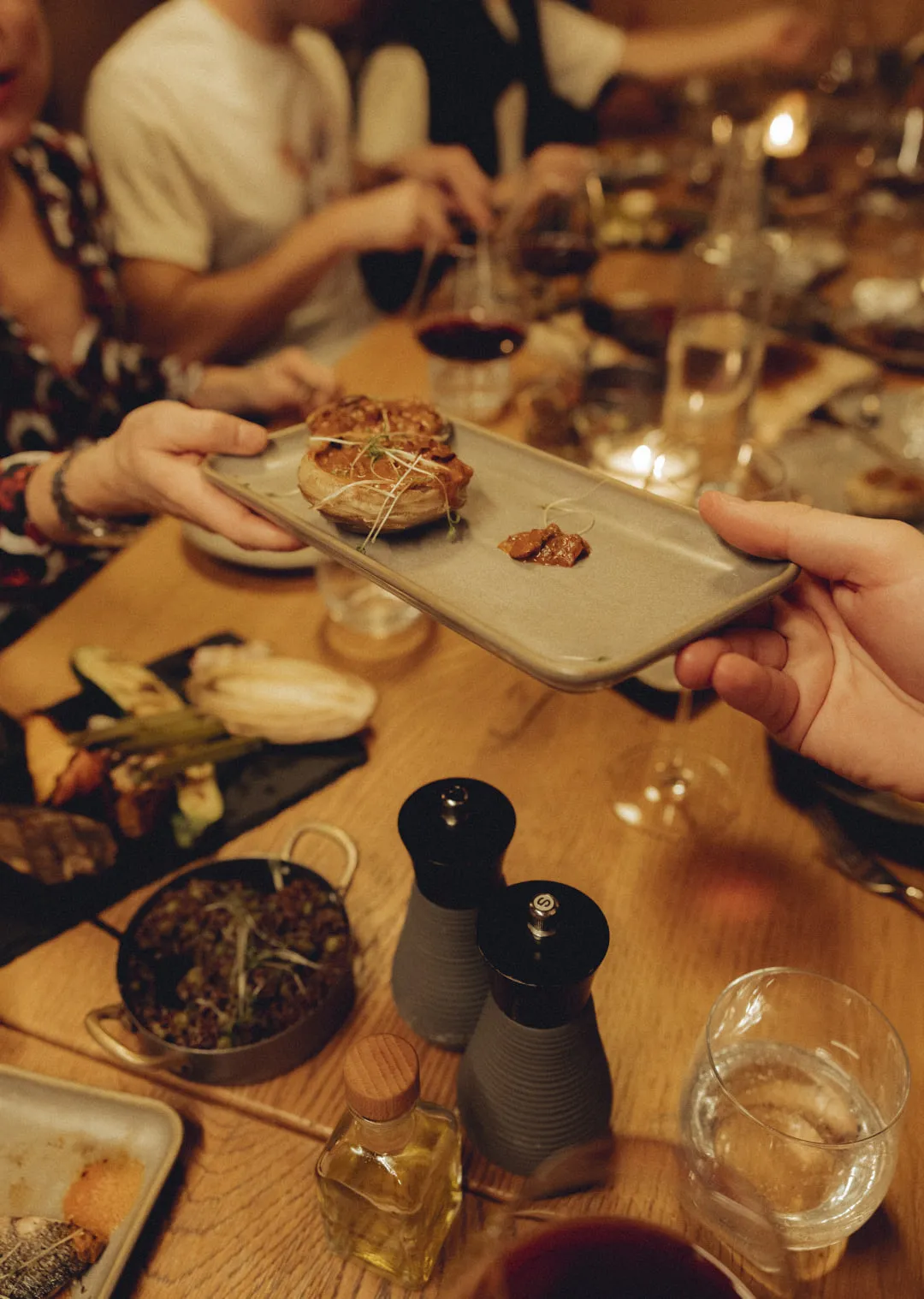 Tischanordnung mit Essen und Getränken beim Forsthofalm-Essen