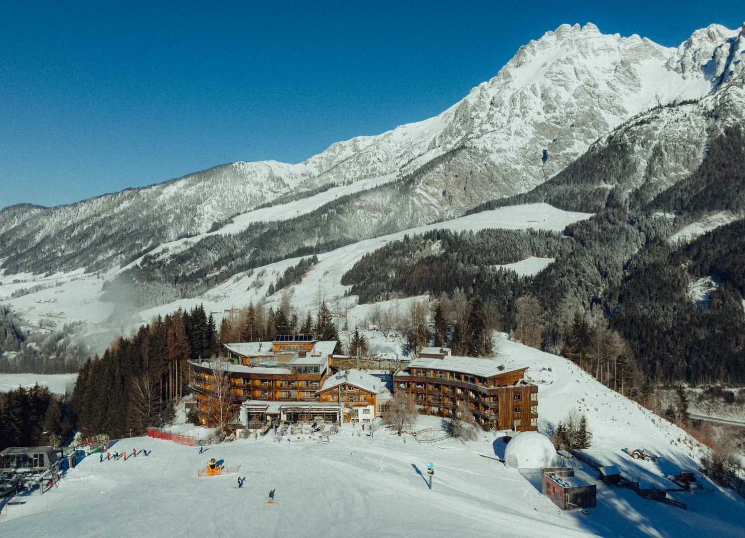 Schneebedeckte Berge und ein Hotel in einem Winterlandschaftsgebiet