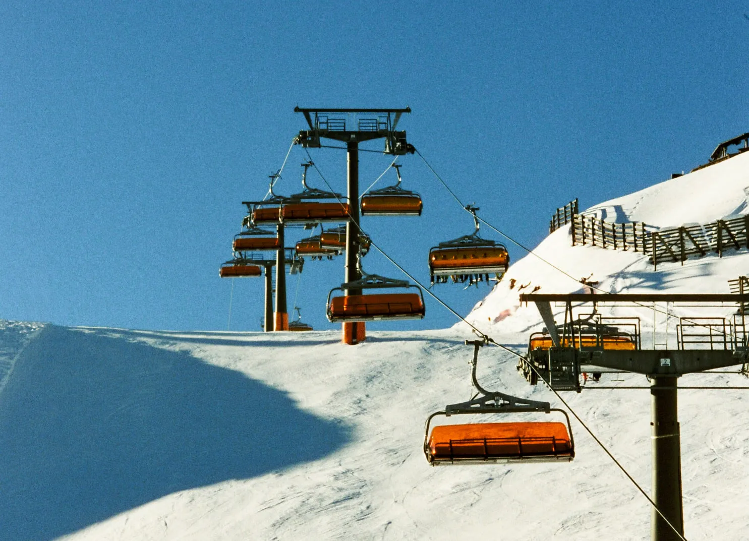 Skilift in schneebedecktem Gebiet mit blauen Himmel