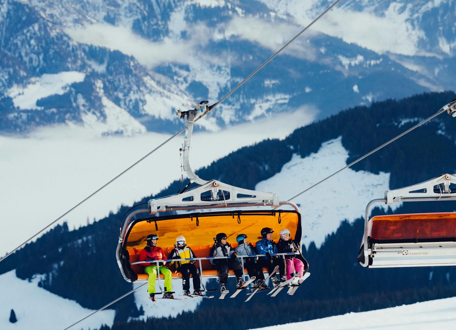 Skilift mit Fahrgästen in den Leoganger Bergen