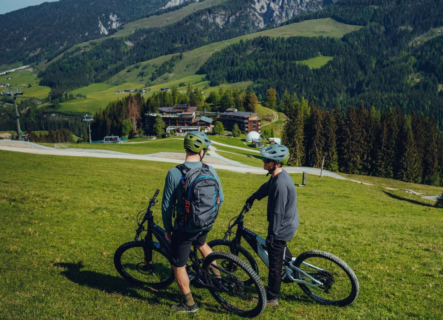 Radfahrer genießen Panorama