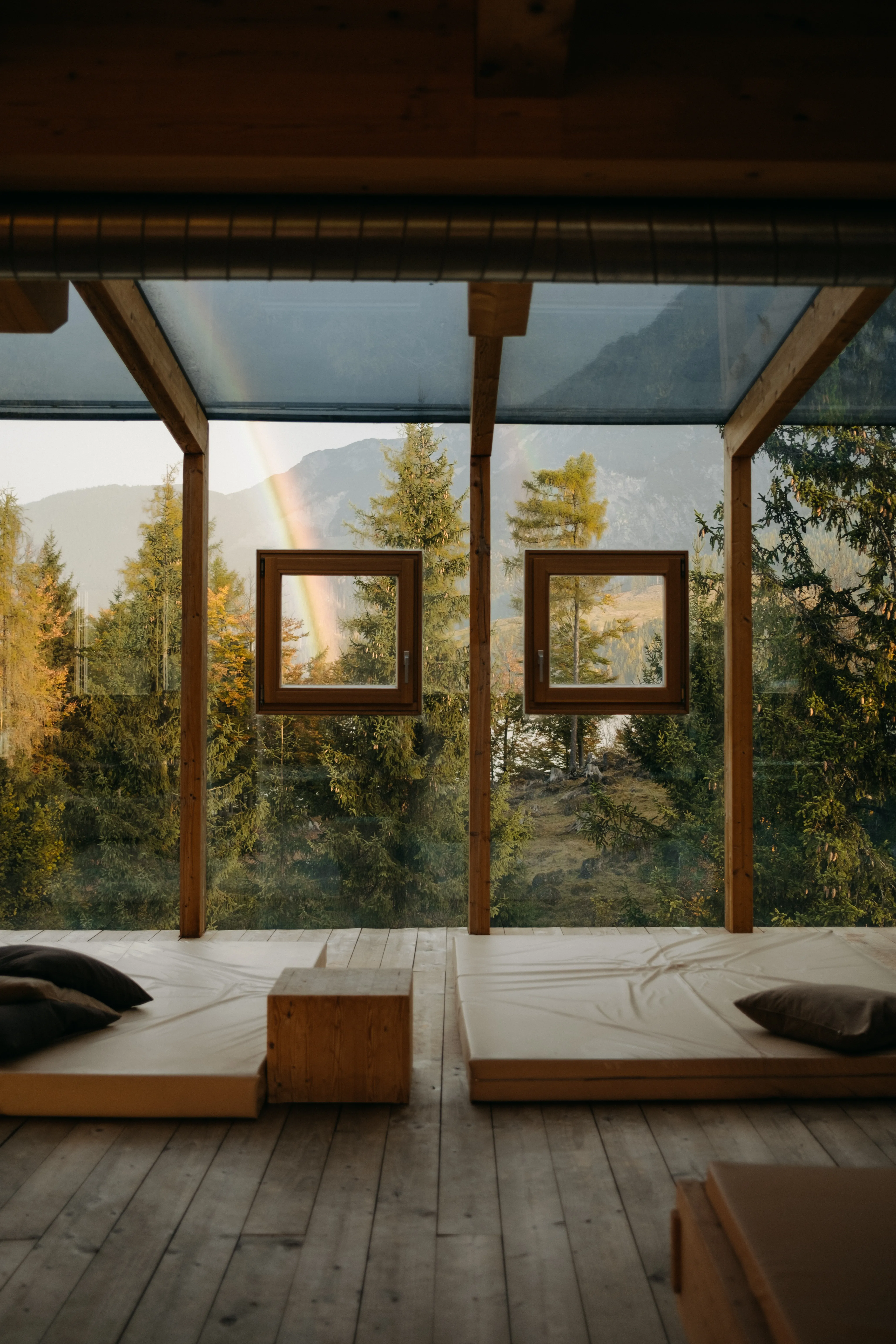 Helles Zimmer mit Ausblick auf Bäume und Berge.