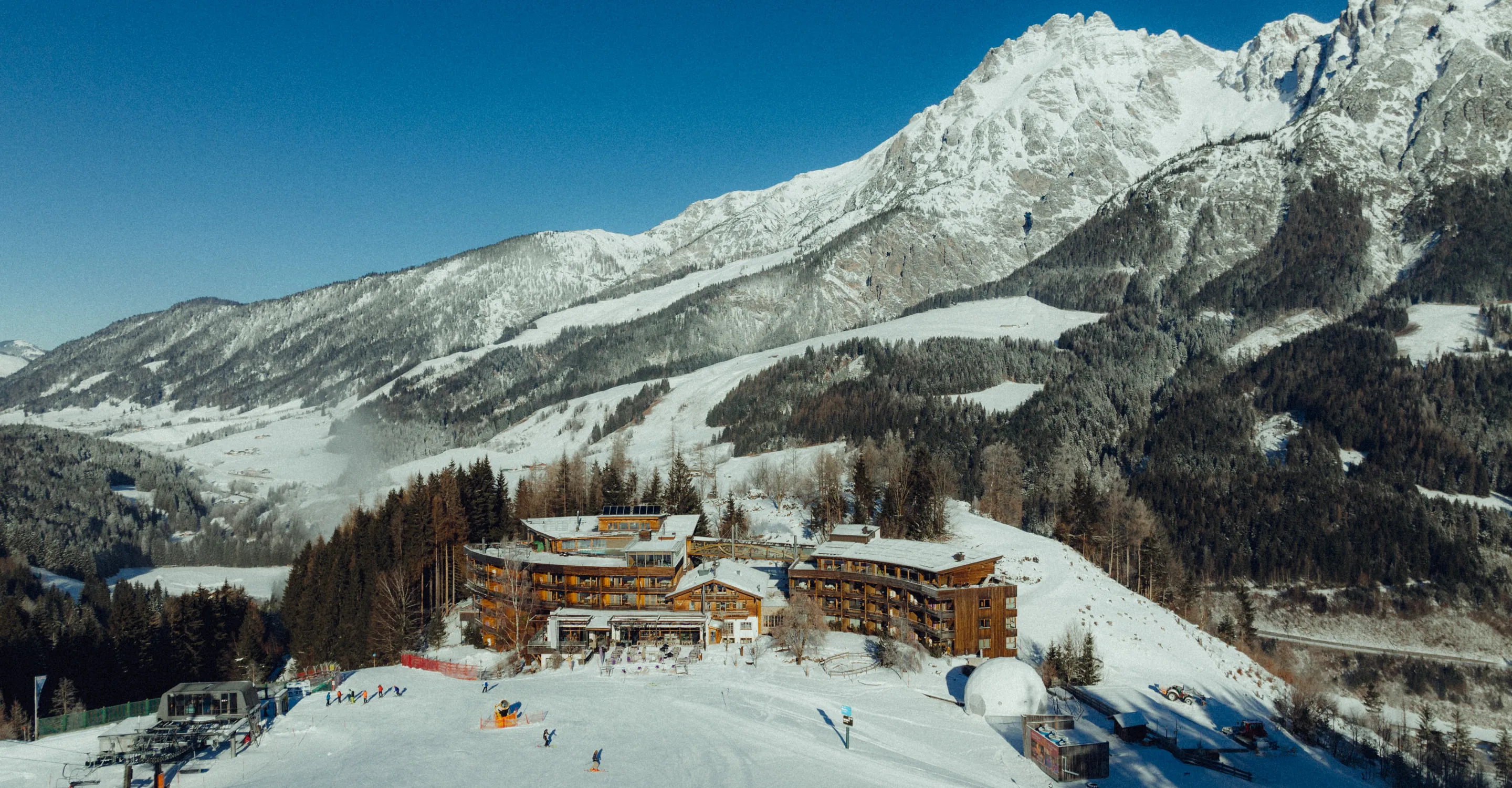 Hotel Forsthofalm vor winterlicher Bergkulisse