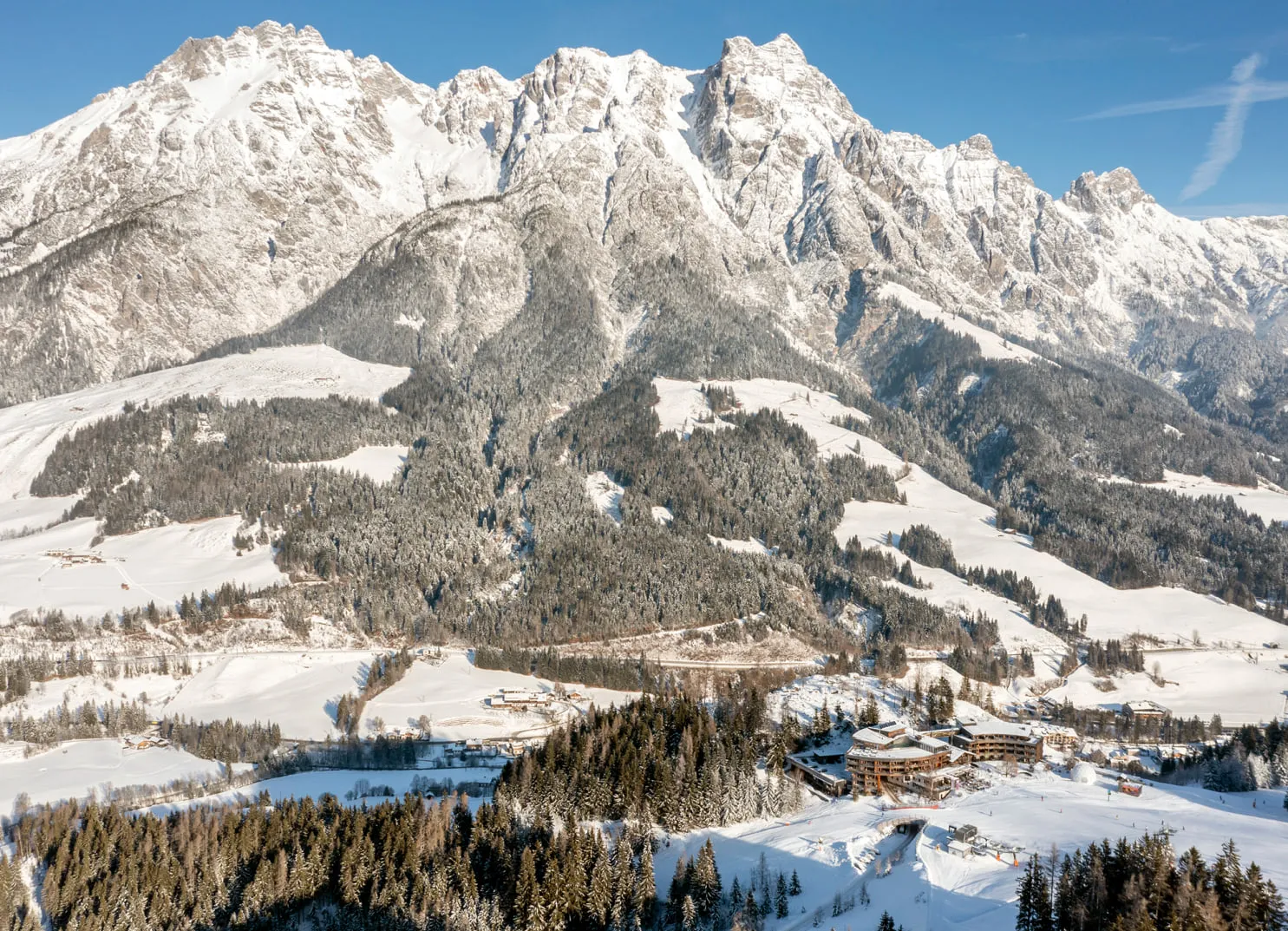 Hotel Forsthofalm vor winterlicher Bergkulisse
