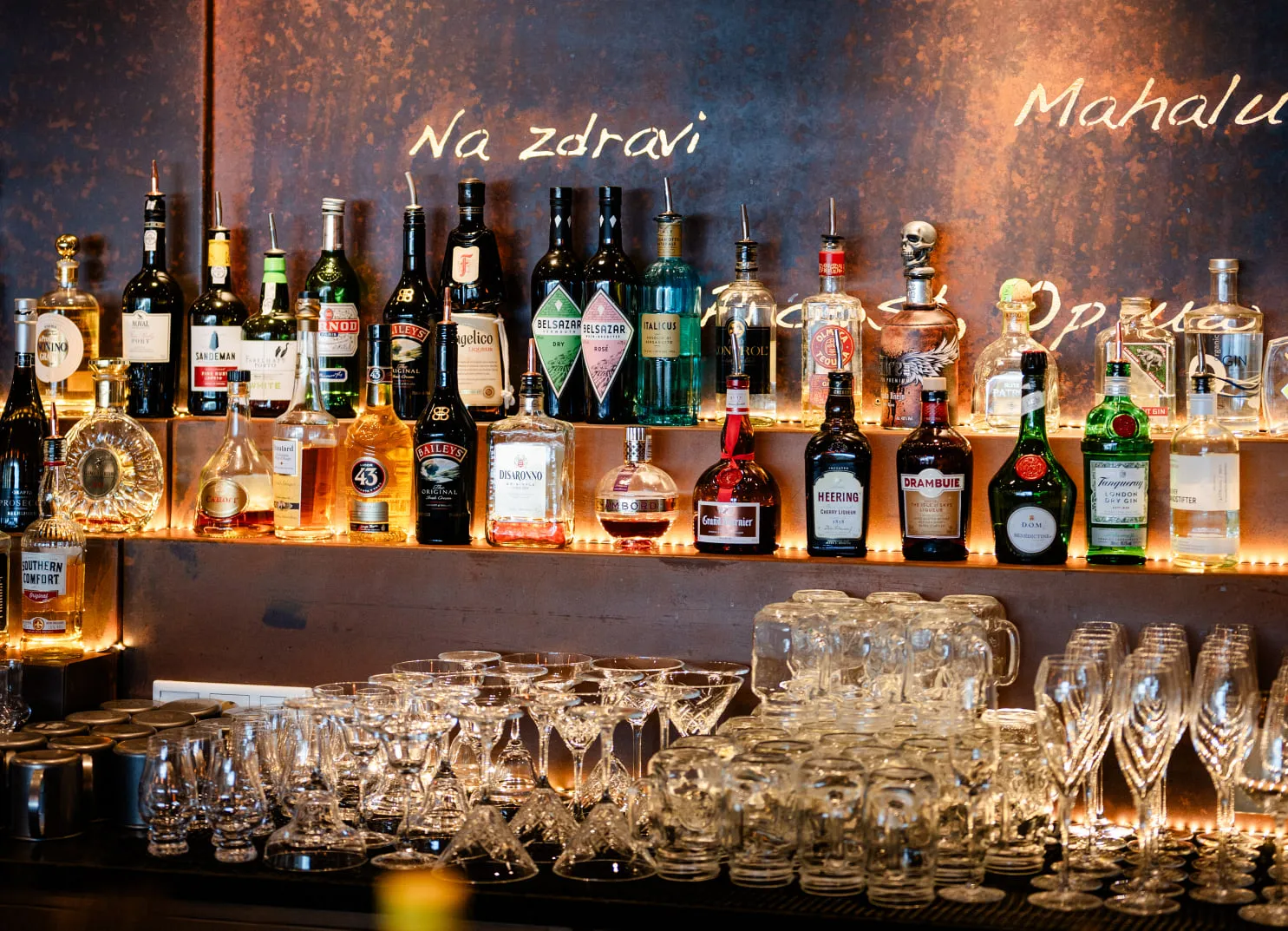 Regal mit verschiedenen Spirituosen und Gläsern in einem Restaurant