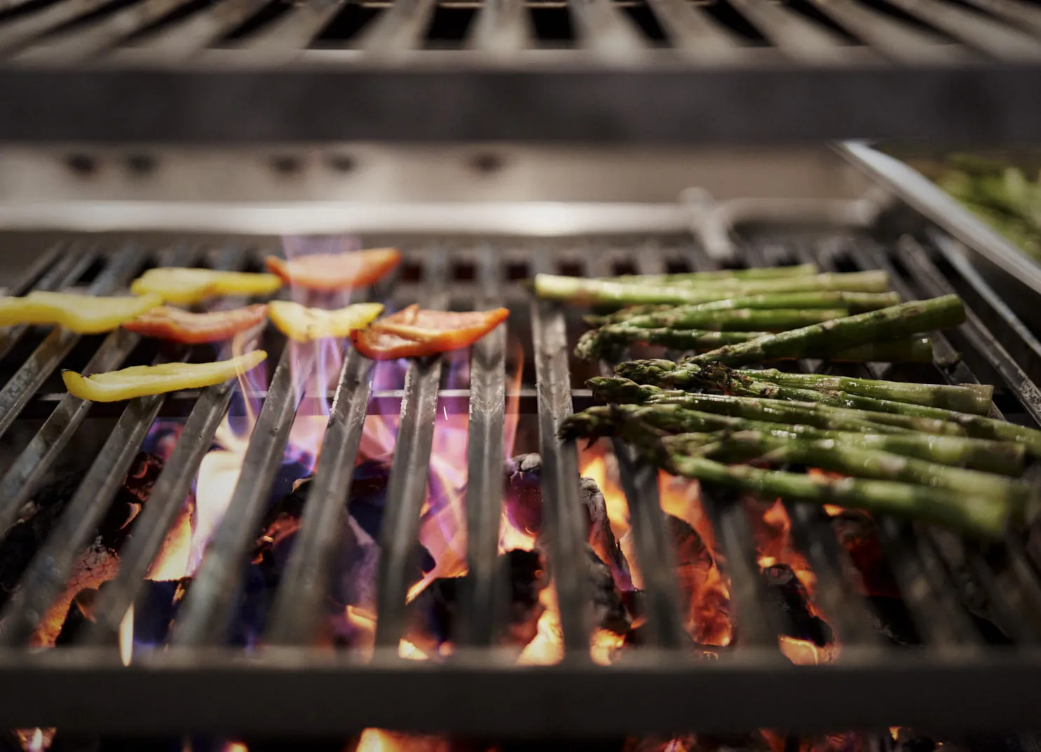 Gegrilltes Gemüse auf einem Holzfeuer-Kesselgrill