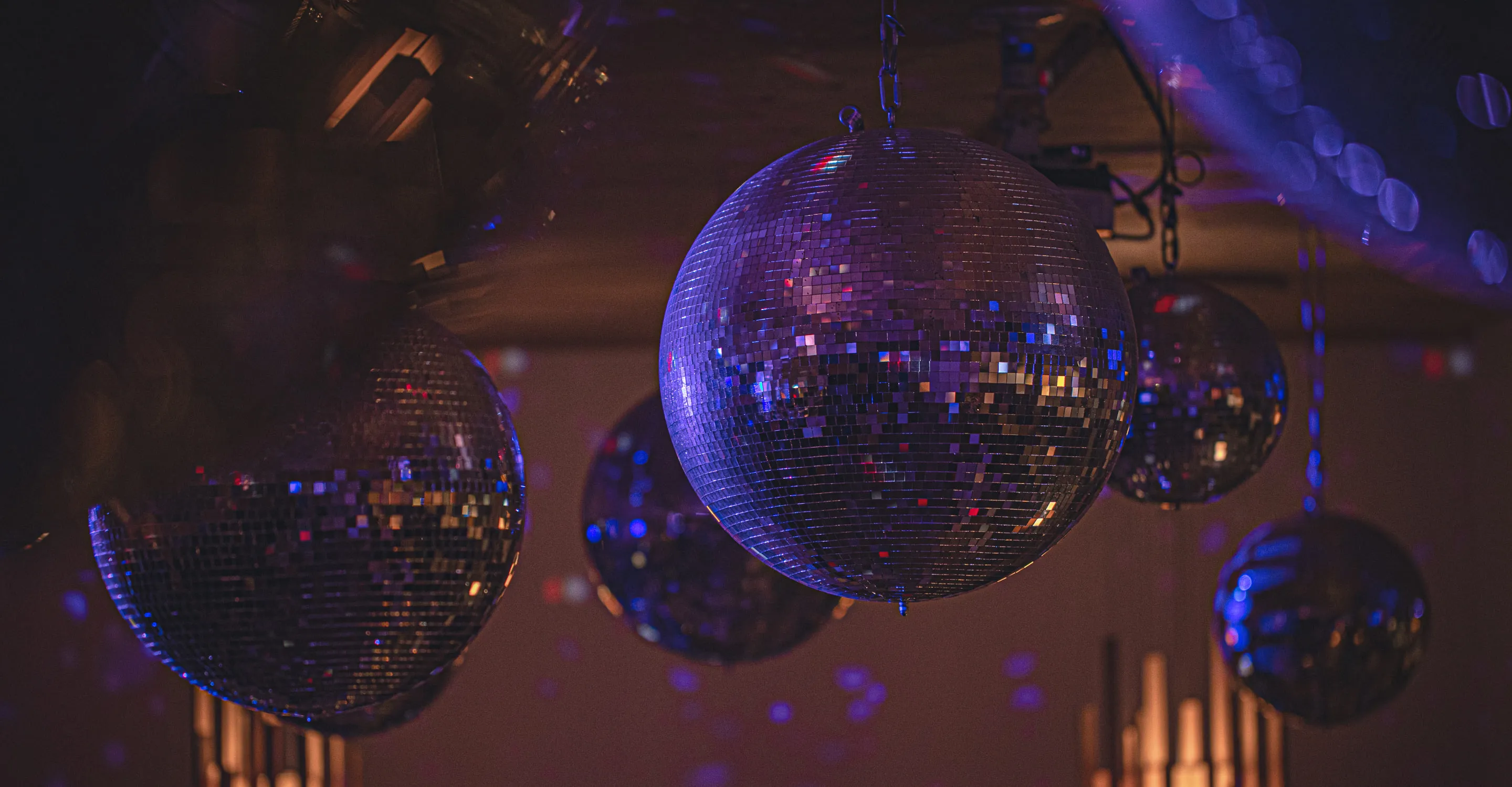 Bunte Discokugeln hängen von der Decke im Forsthofalm.