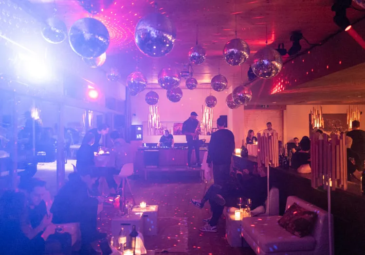 Event in der Hotelbar mit tanzenden Menschen
