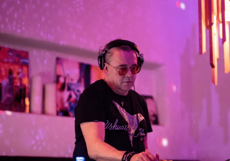 DJ auf einer Sonnenterrasse