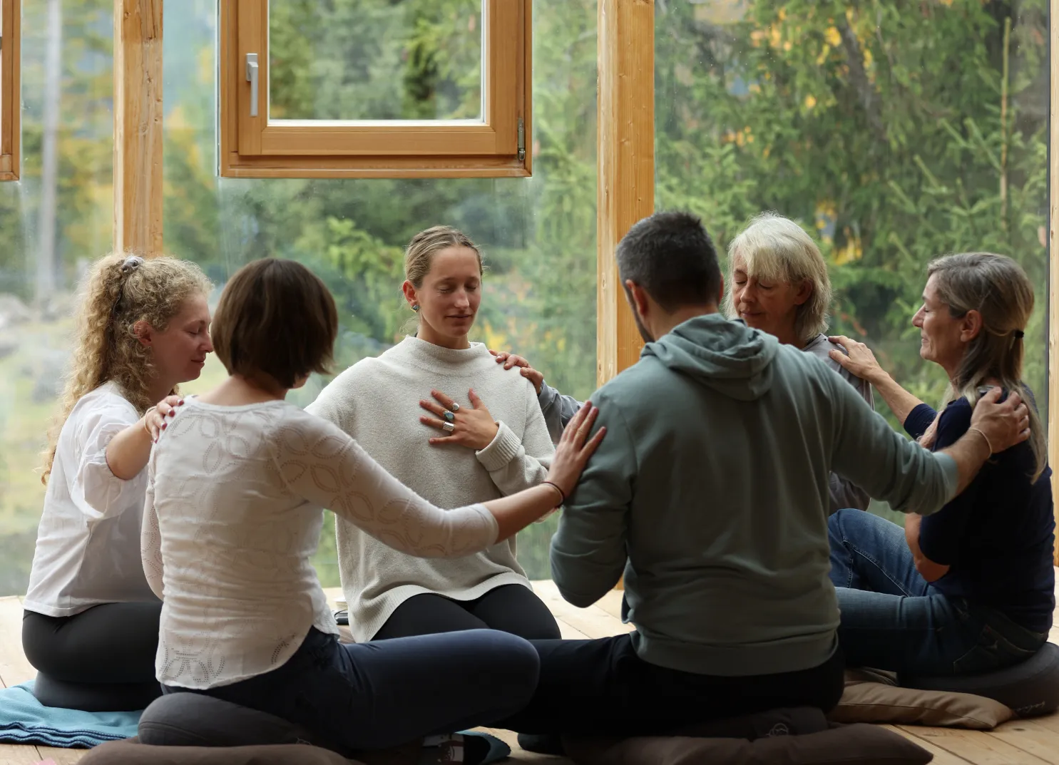 Gruppe von Menschen, die in einem Raum meditieren