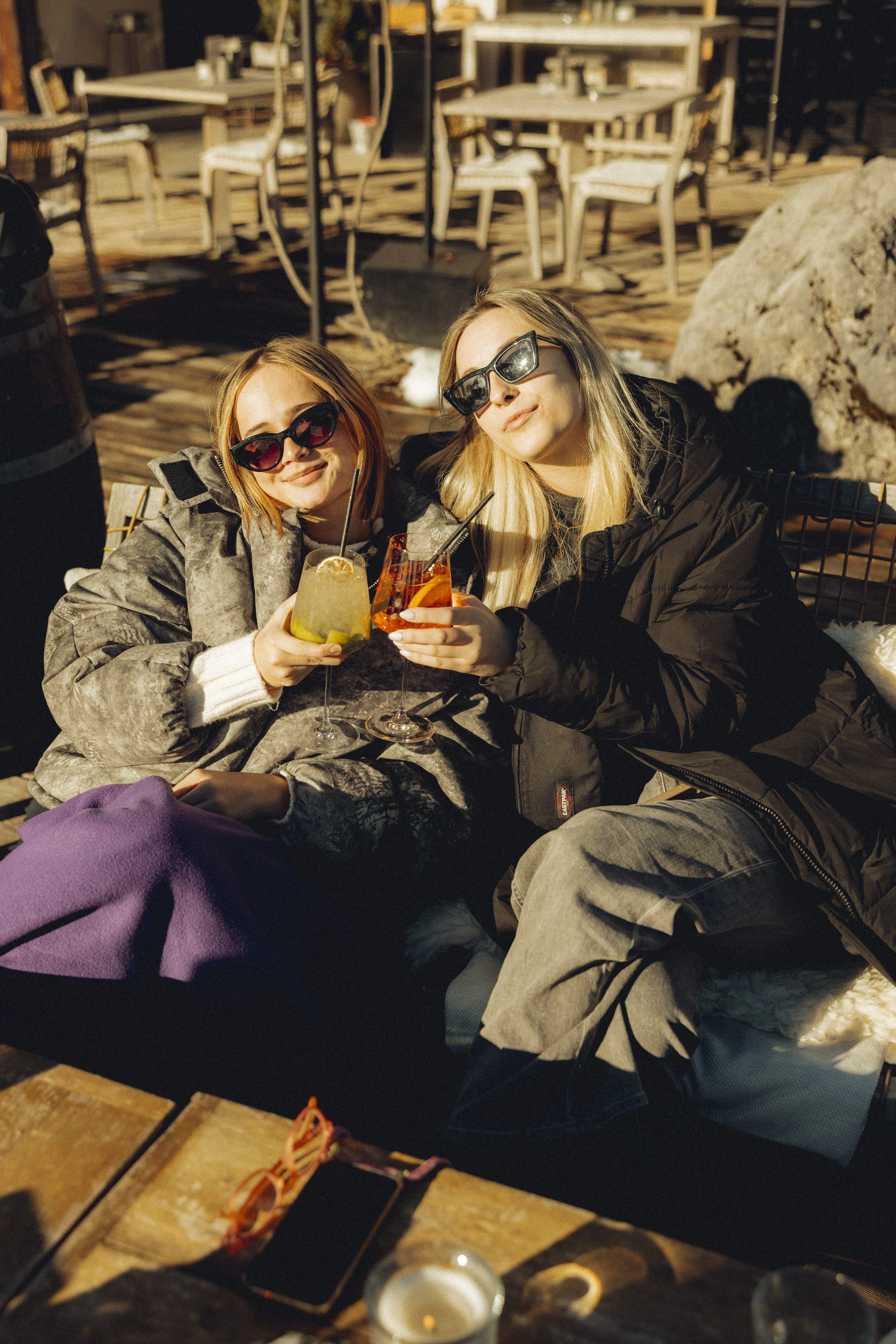 Zwei Frauen genießen Getränke in der Forsthofalm.