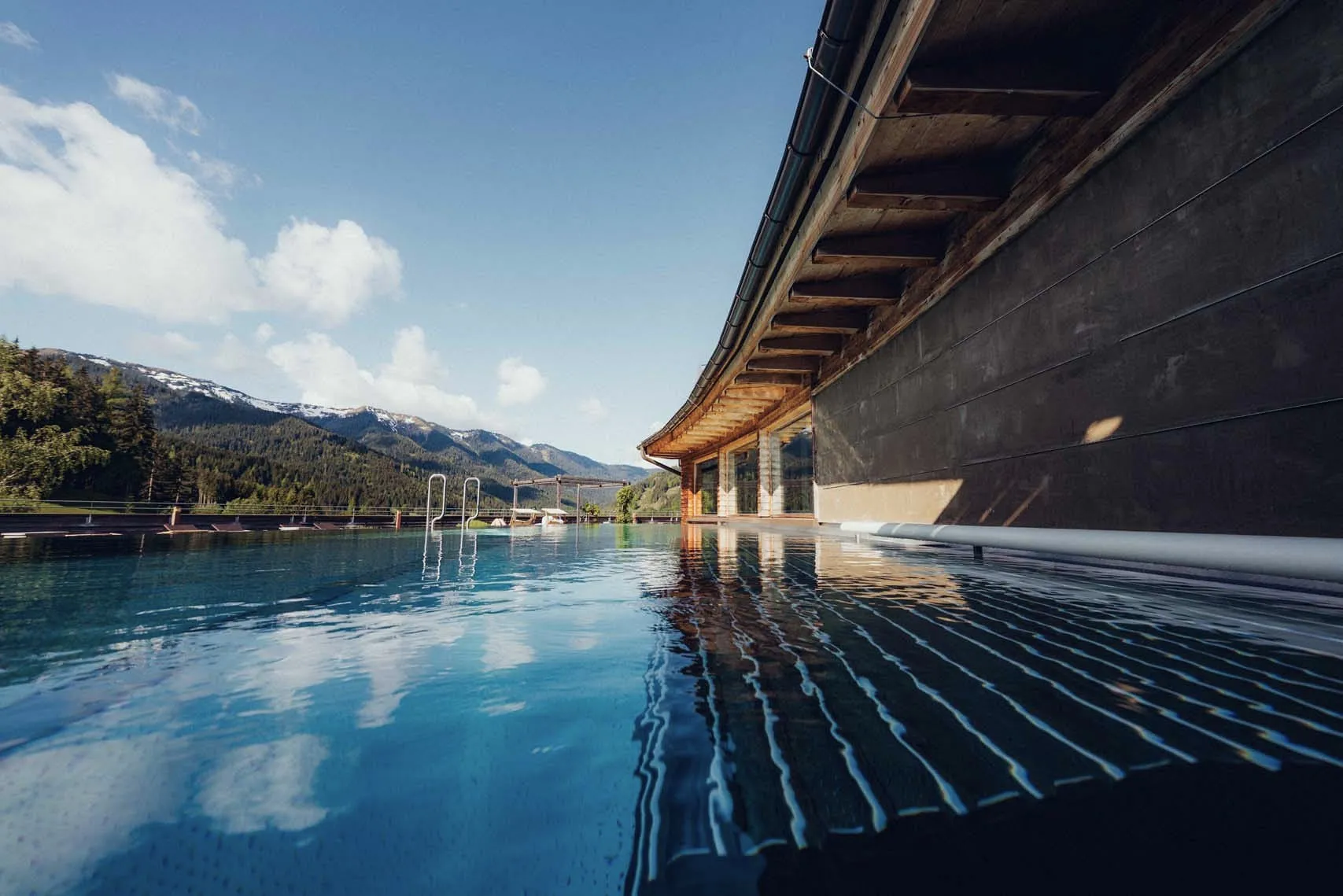 Blick auf einen Pool mit Berglandschaft im Hintergrund