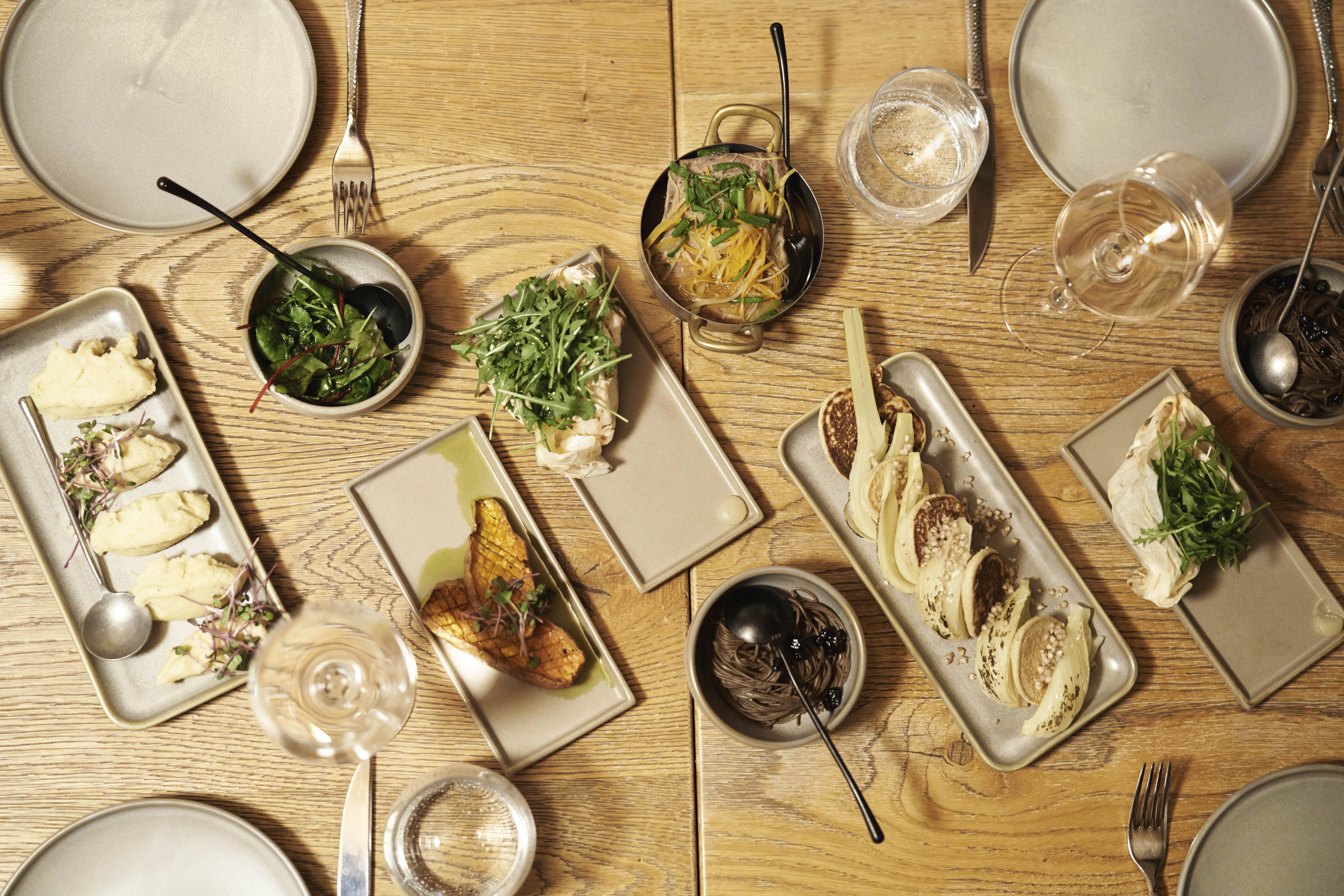 ein stilvolles Frühstück mit verschiedenen Gerichten auf Tellern