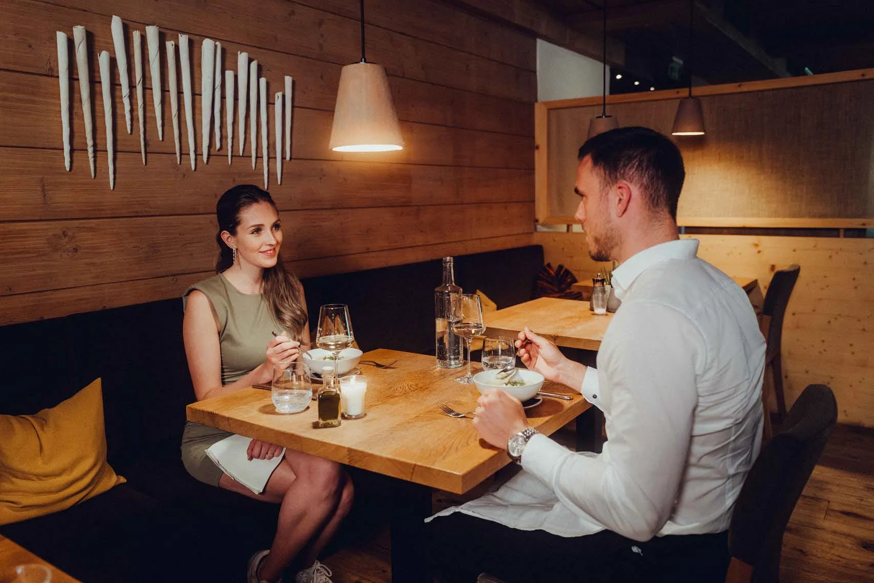 Paar beim Essen in einem Restaurant mit Holzdekor