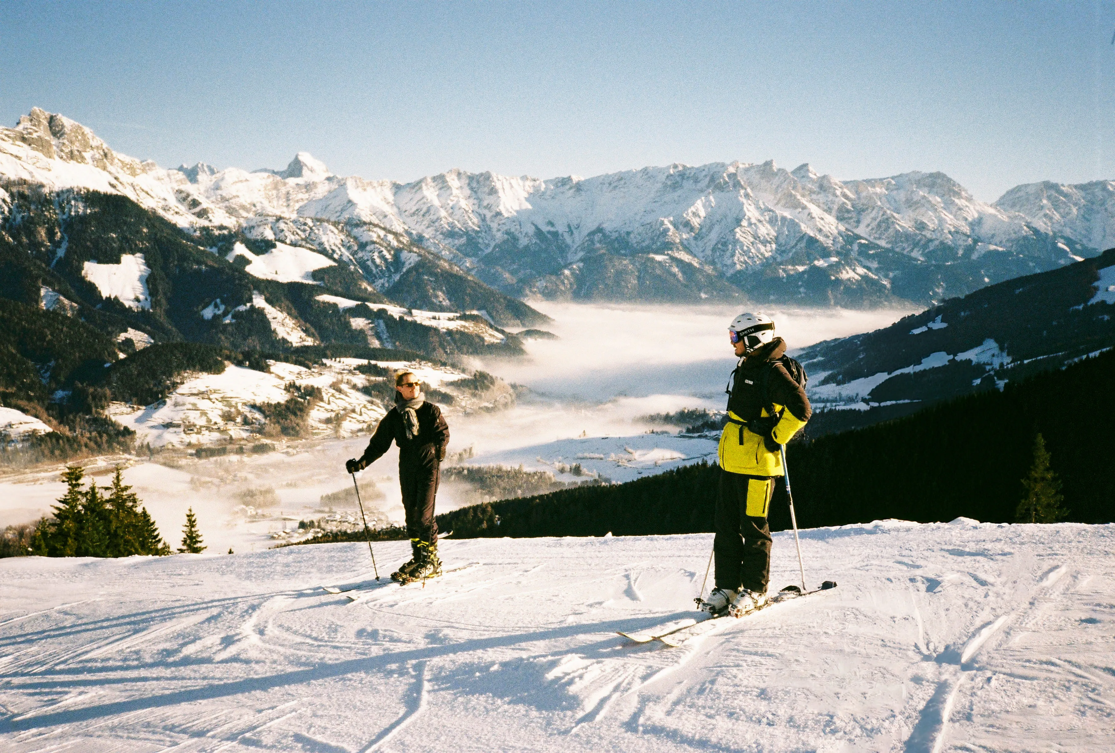 Skifahrer im Winterurlaub mit Blick auf die Berge von Leogang