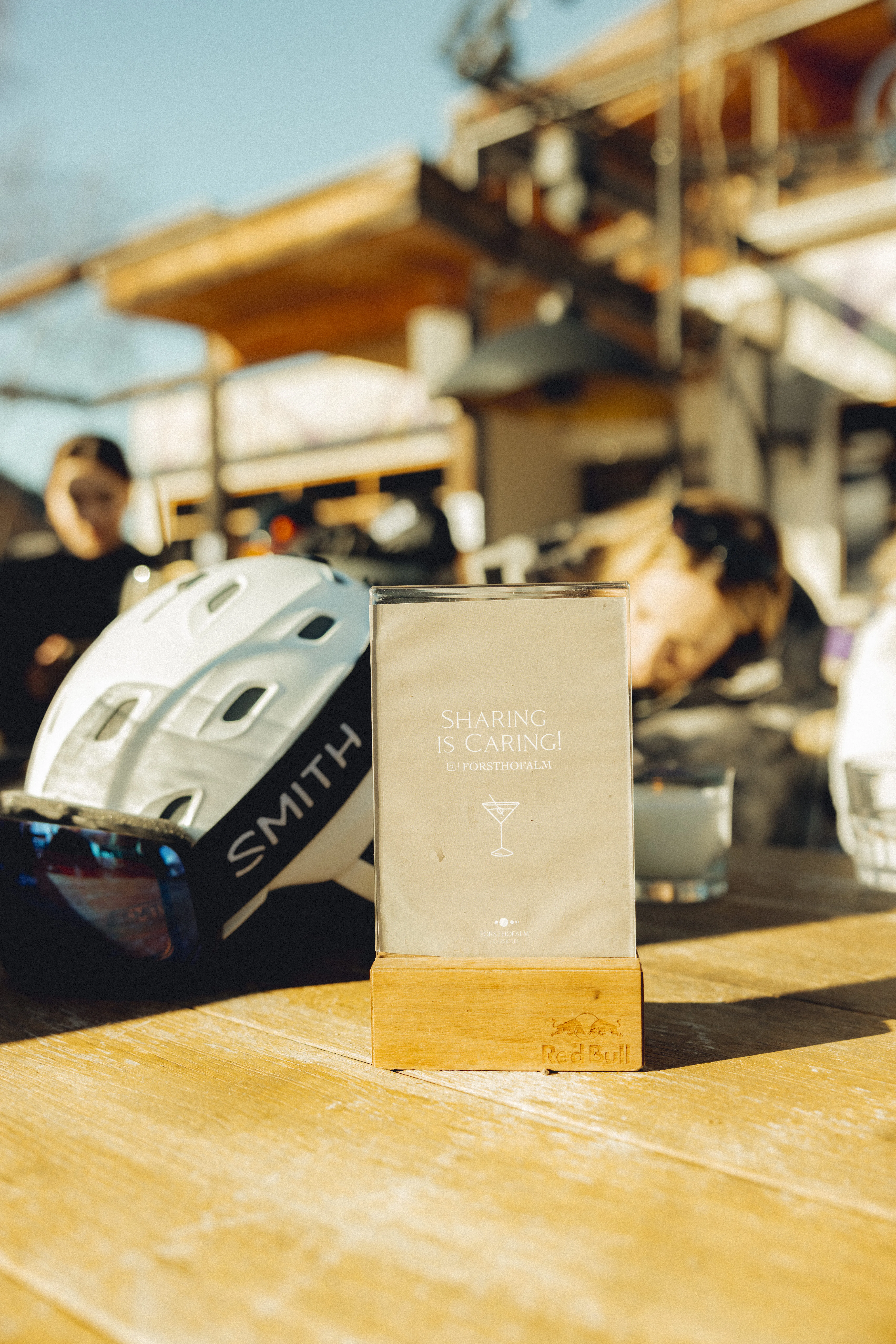 Ein Tisch mit einer Trophäe und einem Fahrradhelm im Hintergrund.