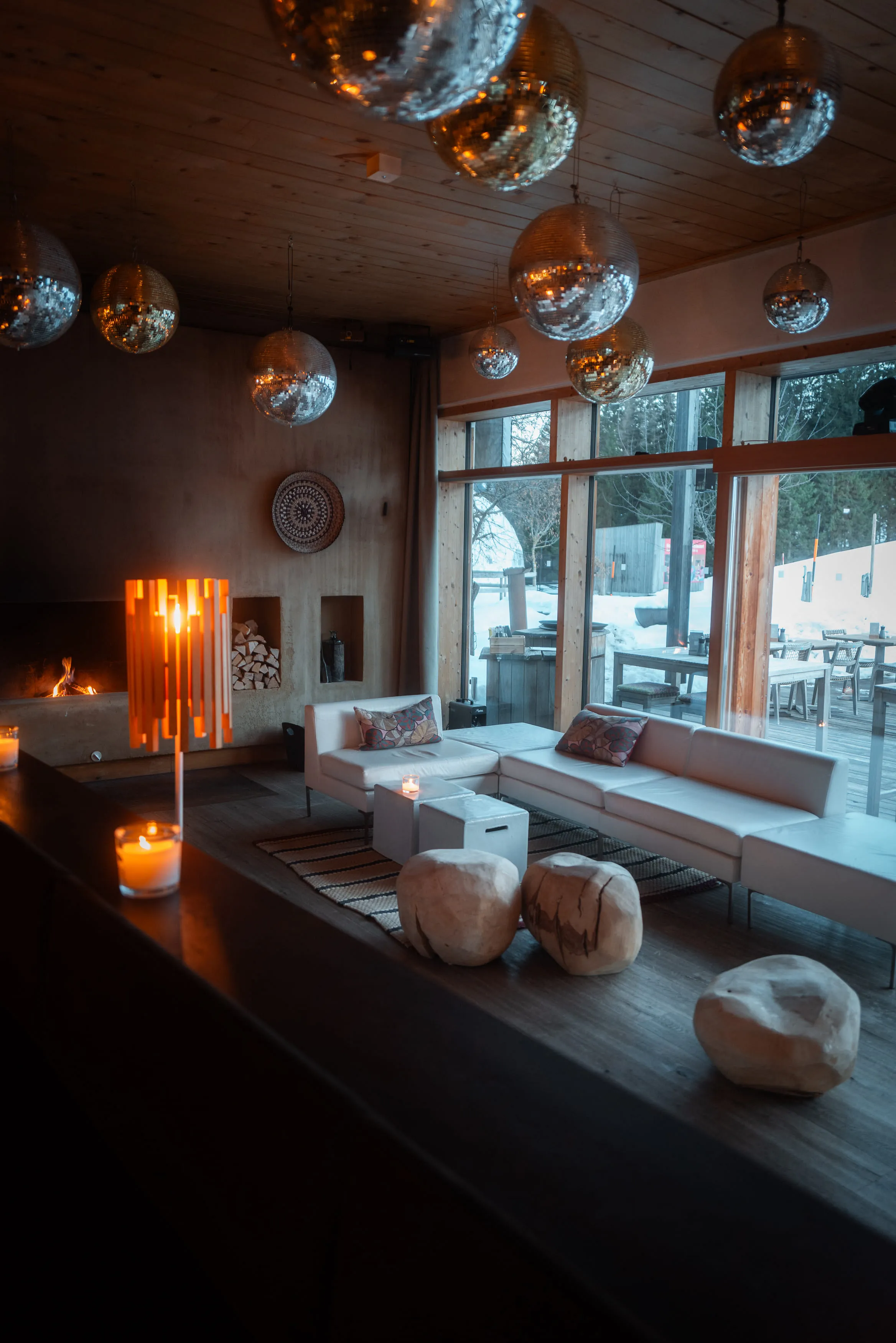 Innenansicht eines eleganten Raumes mit Lichtern und minimalistischer Einrichtung.