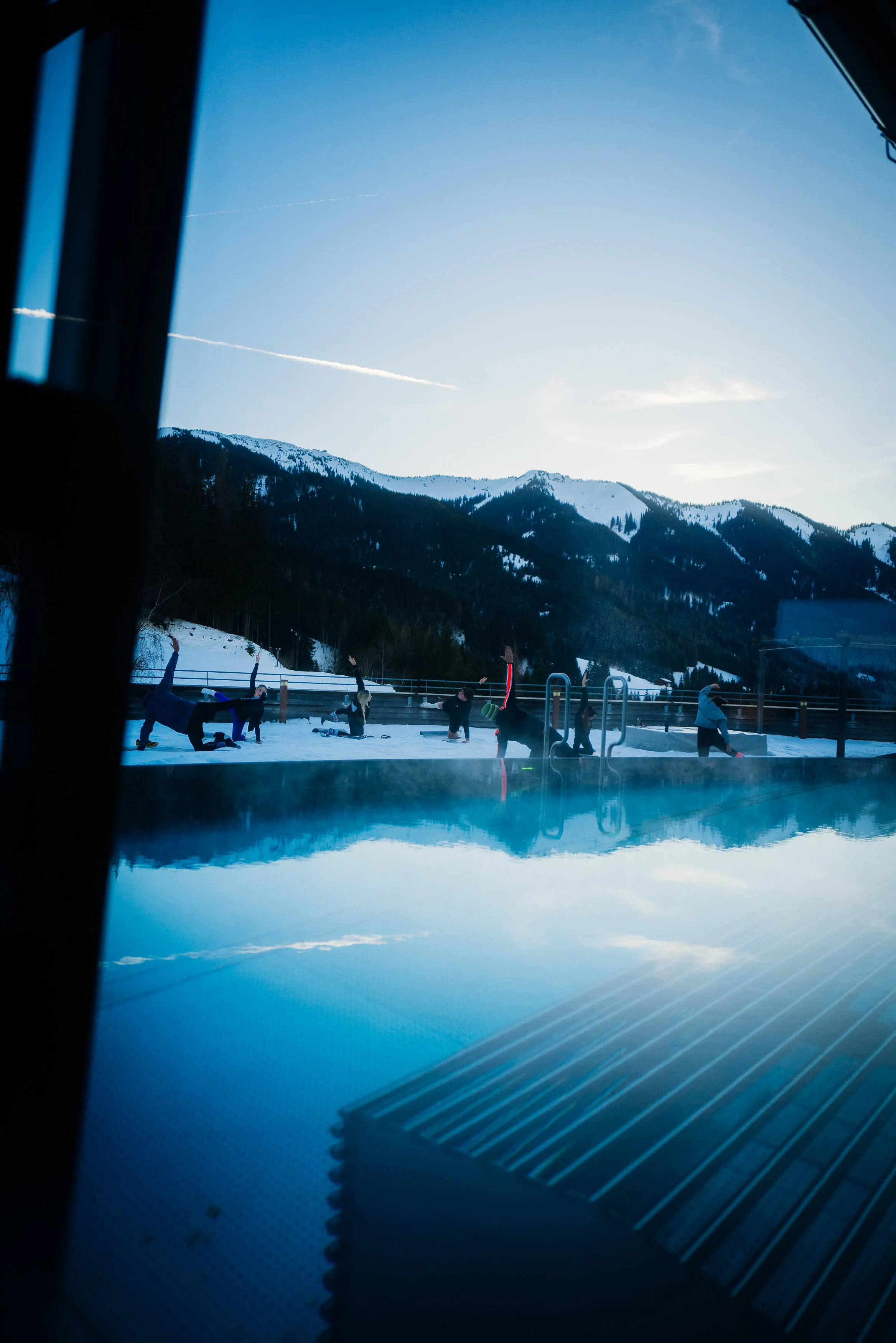 Schwimmbad mit Blick auf die Berge bei Sonnenuntergang