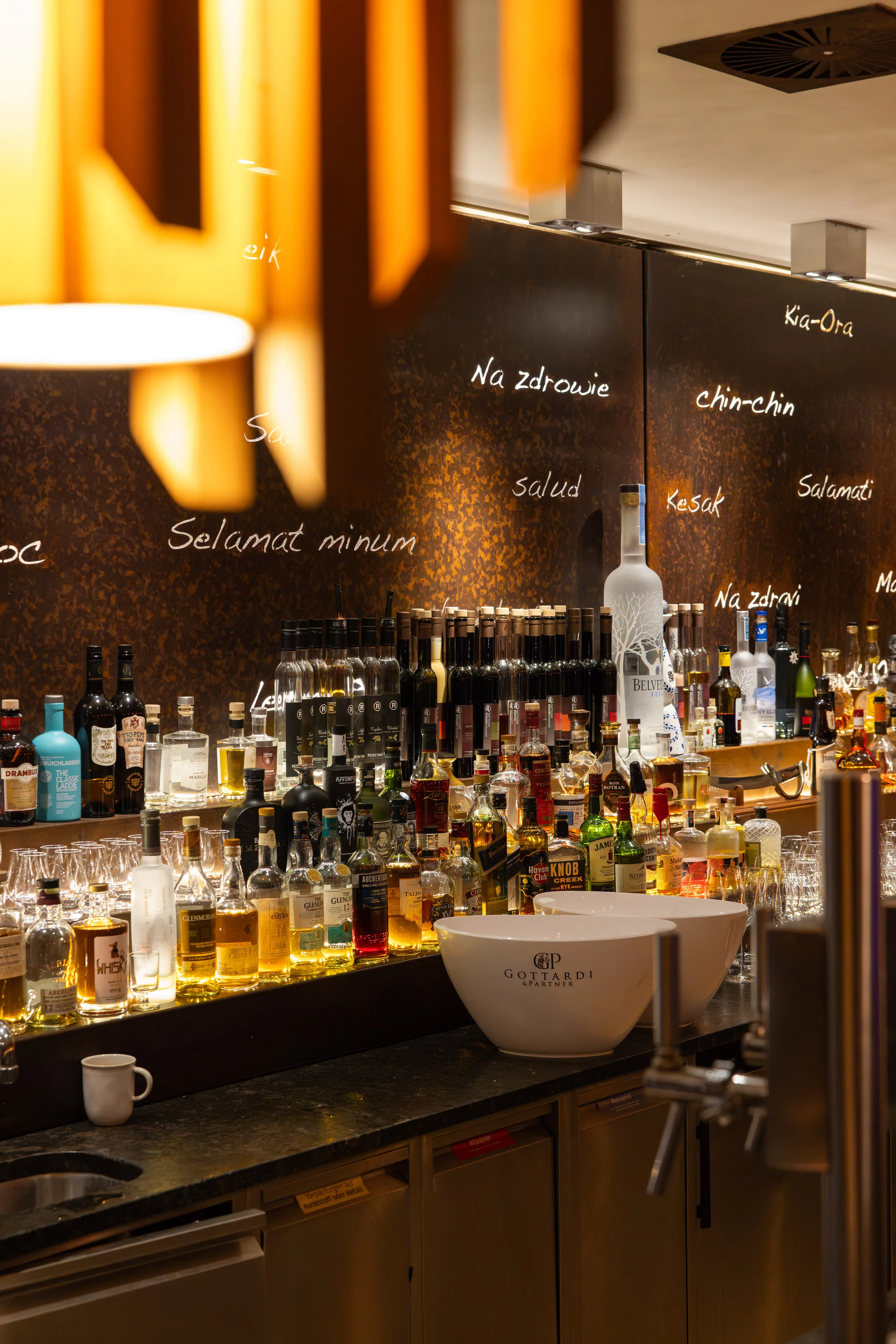 Bar mit verschiedenen Spirituosen und dekorativen Elementen
