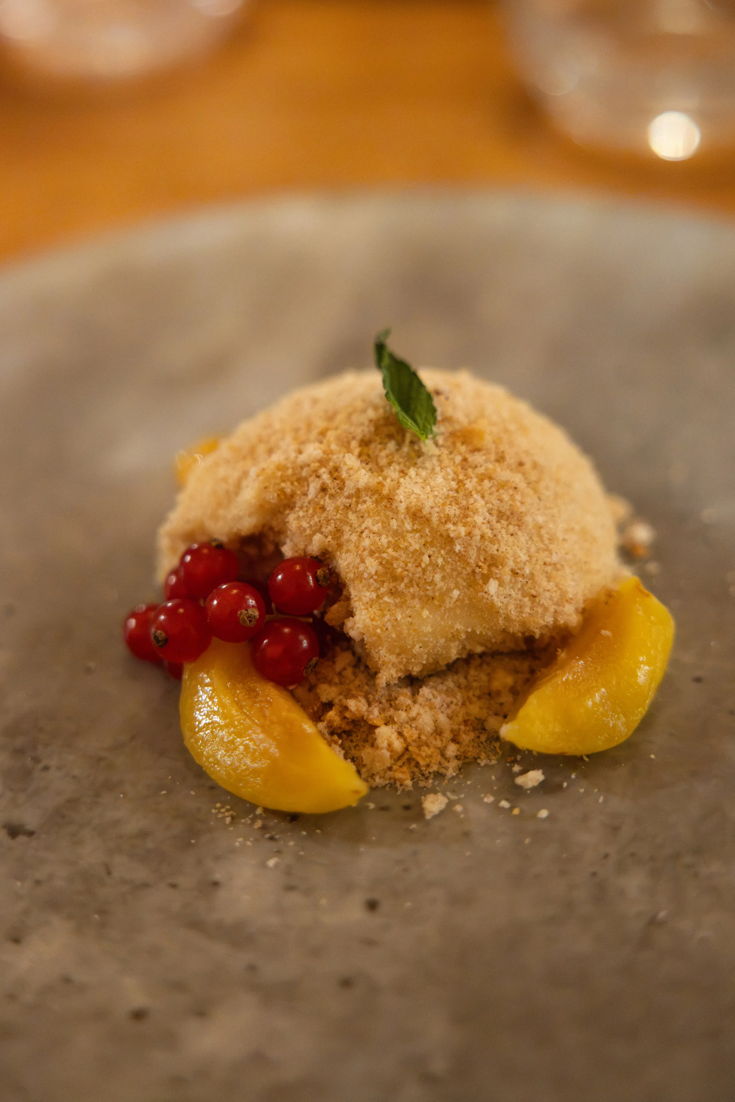 Dessert mit roten Johannisbeeren und Pfirsichscheiben