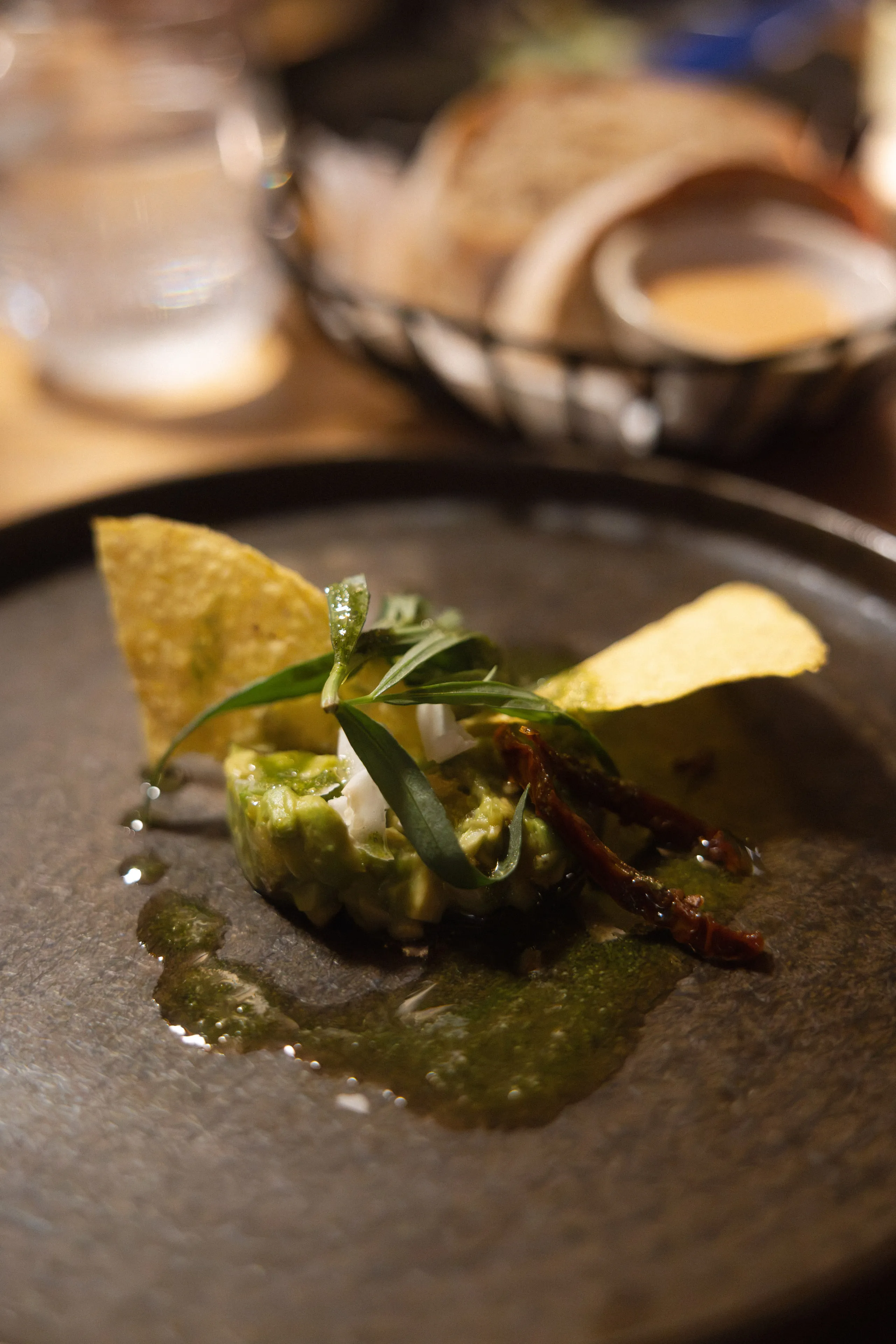 Avocado-Dip mit Tortilla-Chips und Kräutern
