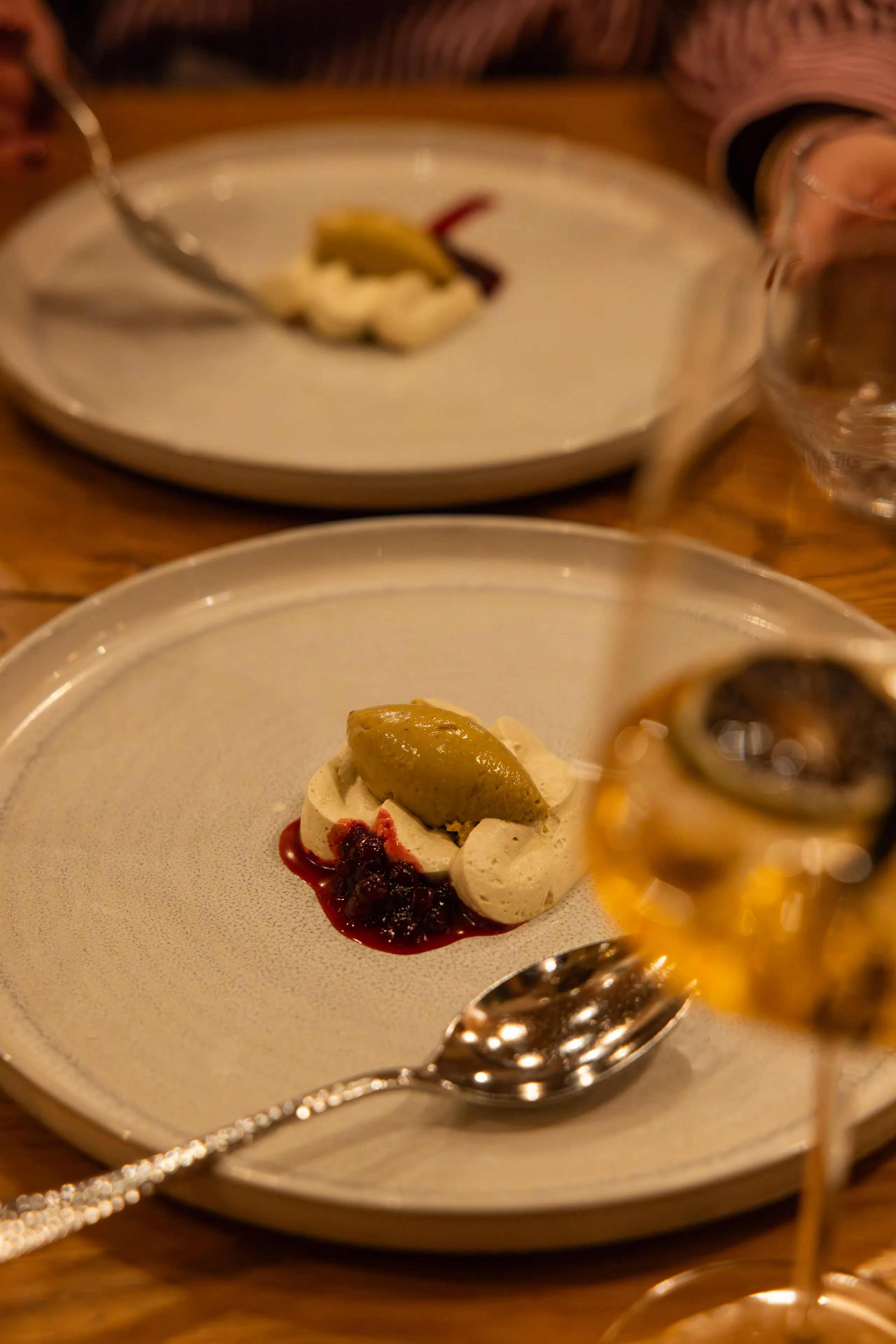Dessert auf einem weißen Teller mit Beerenkompott