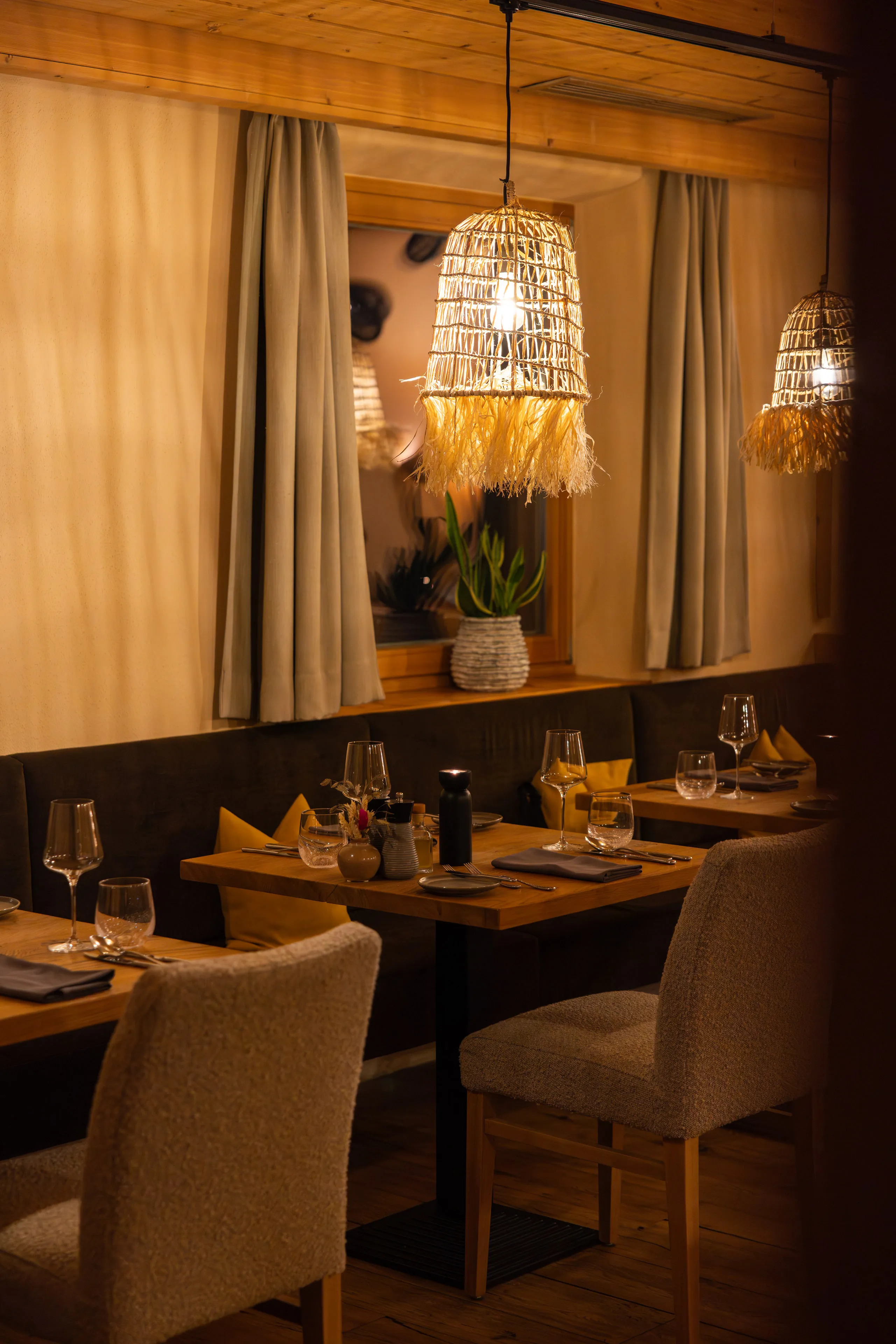 Gemütliches Restaurant mit Holzdekor und Lampen