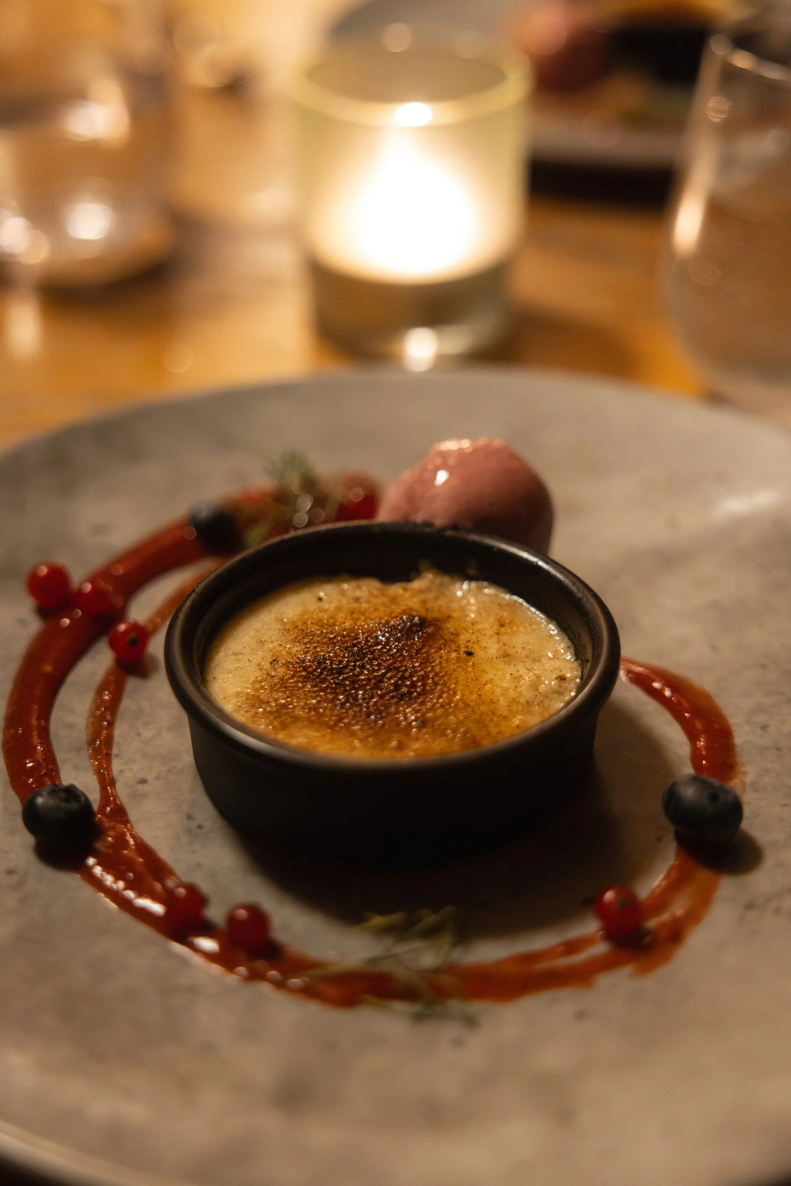 Dessert auf einem Teller mit Beeren und Sorbet