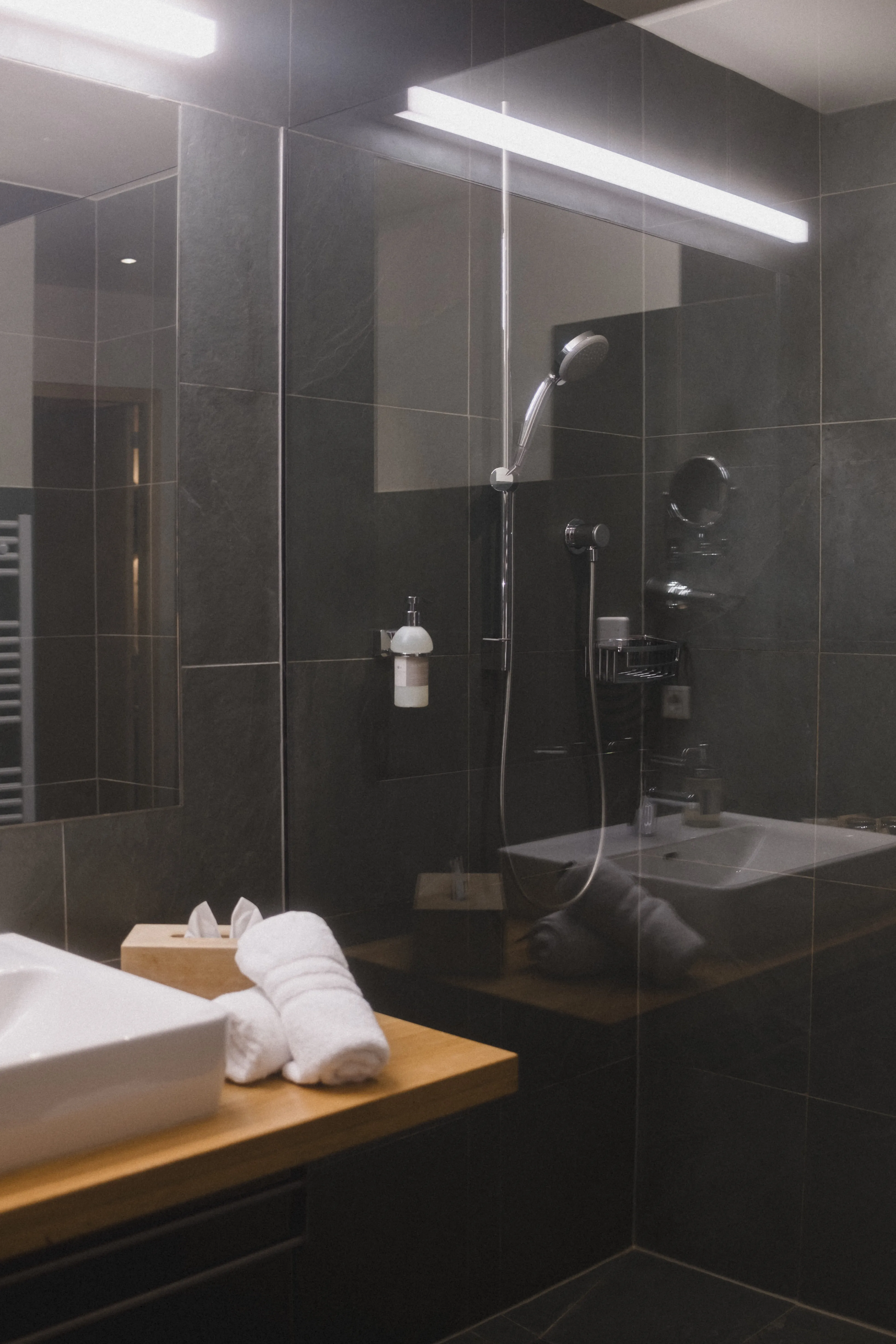 Modern bathroom in Holzhotel Forsthofalm Leogang with sleek design