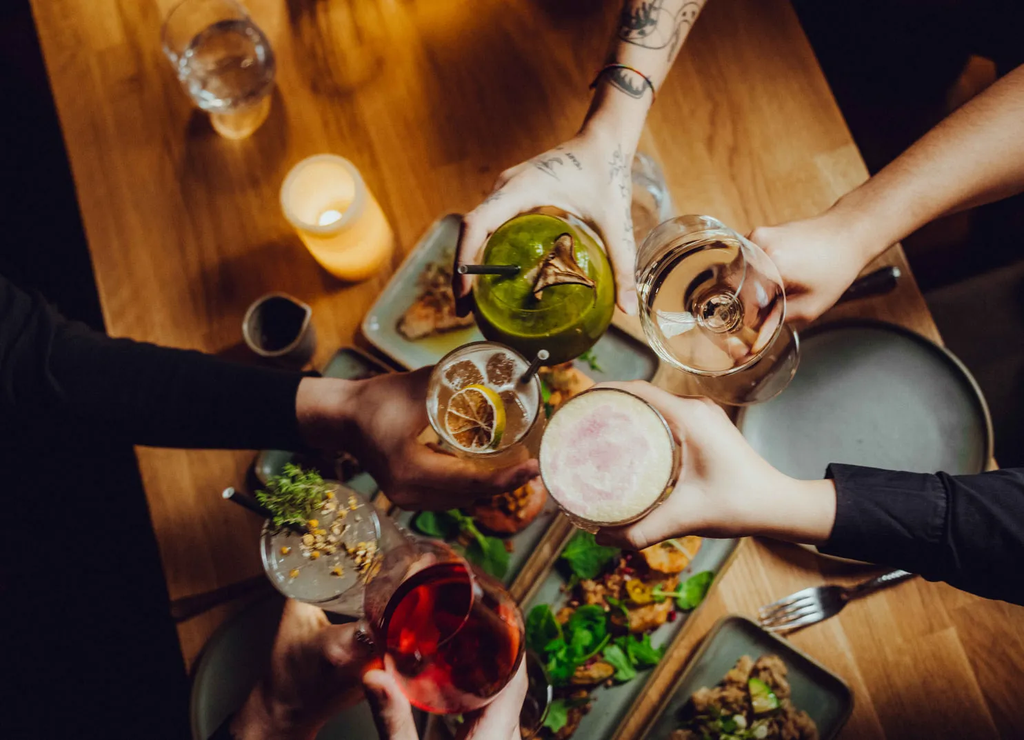 Blick auf mehrere Getränke und Speisen in einem Restaurant