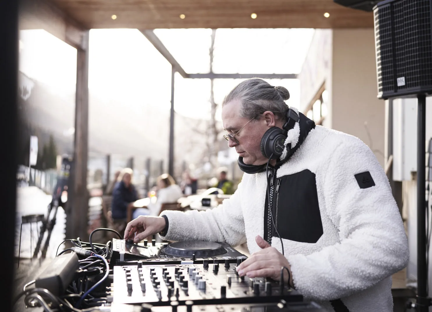 DJ legt Musik auf im Holzhotel Forsthofalm, Leogang, bei einer Veranstaltung.