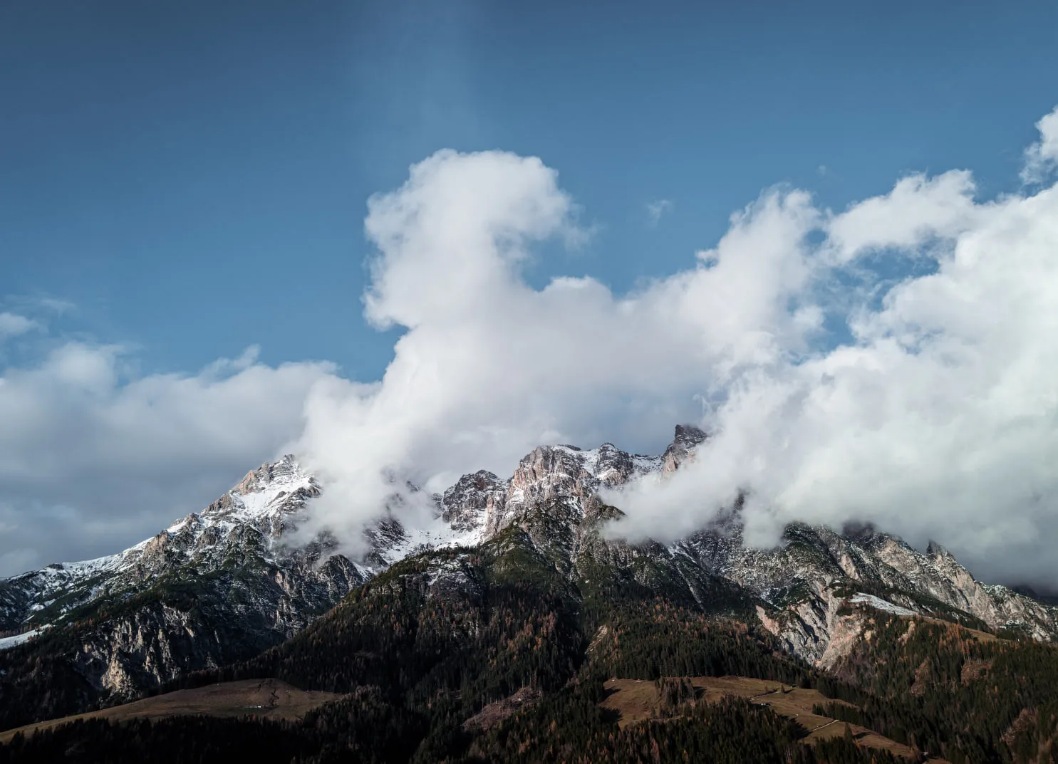 Majestätische Berge mit Wolken und blauem Himmel