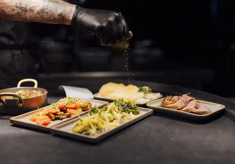 Küchenmitarbeiter bei der Arbeit