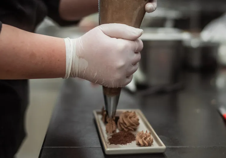 Patissier bei der Arbeit