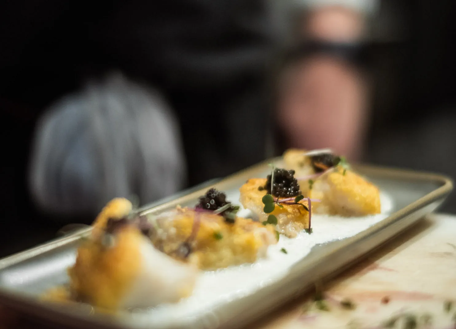 Gourmetgericht mit Kaviar auf einem Metallteller